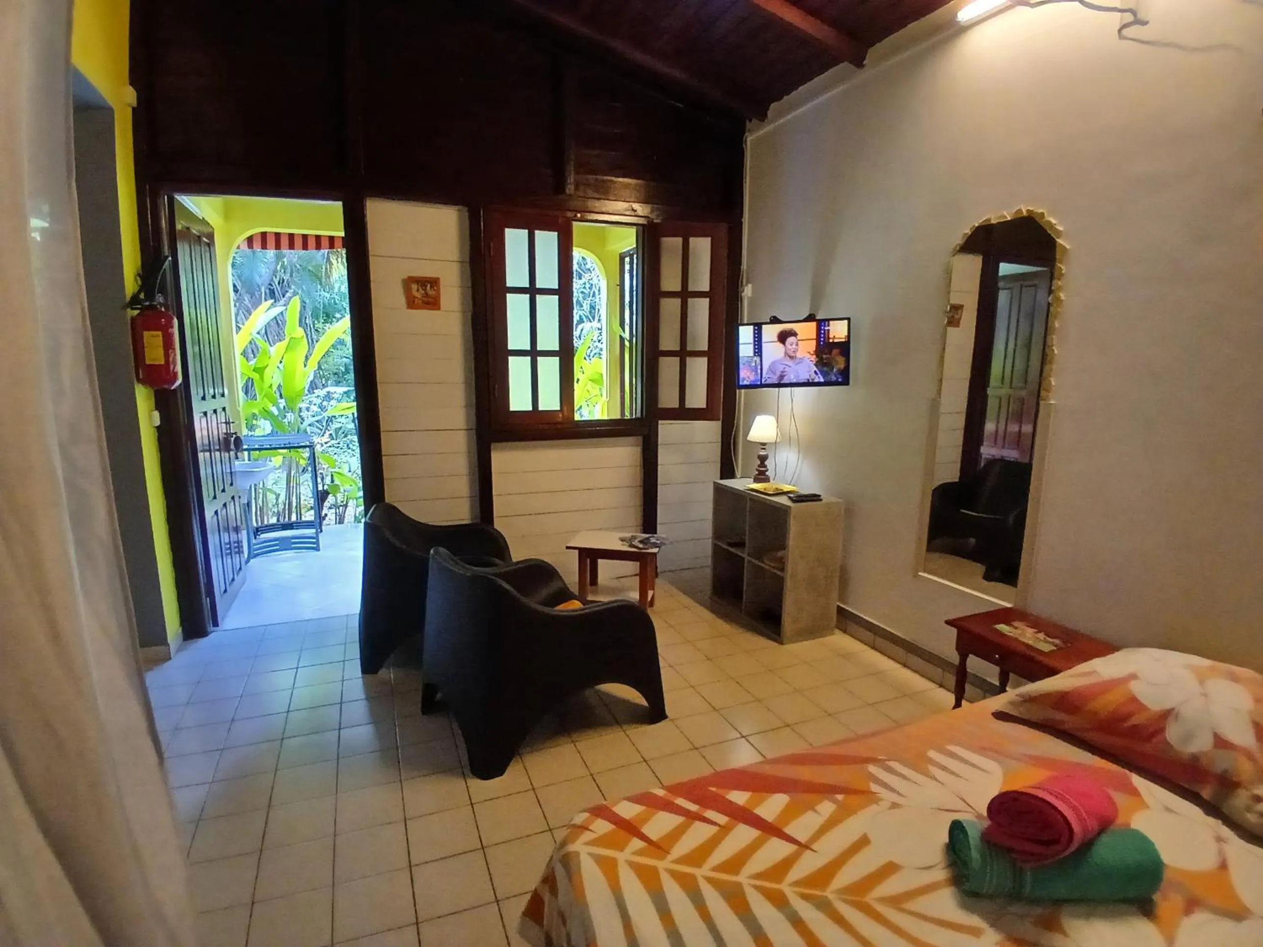 Communal lounge/ TV room, Bed in Résidence Les MANGUIERS OTANTIK