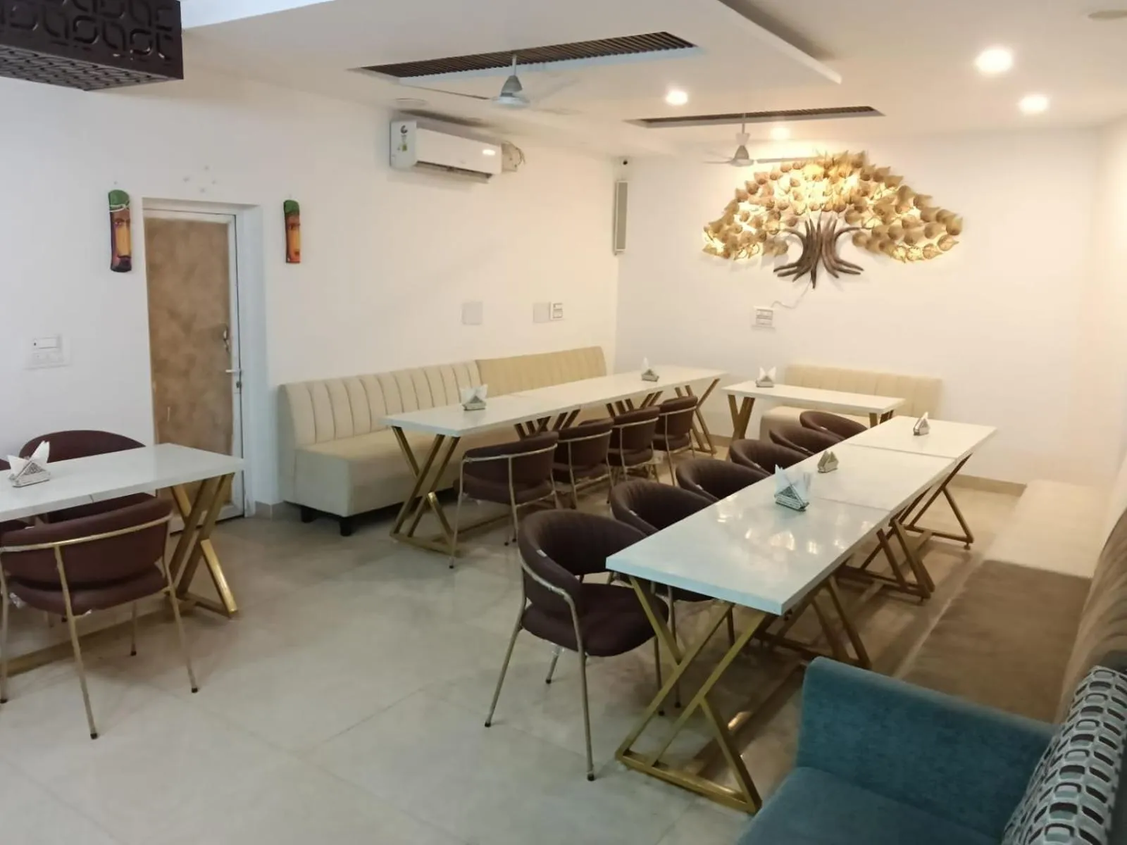 Restaurant/places to eat in Hotel D Plaza