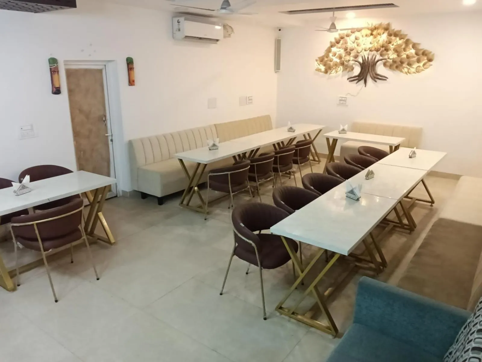 Restaurant/places to eat in Hotel D Plaza