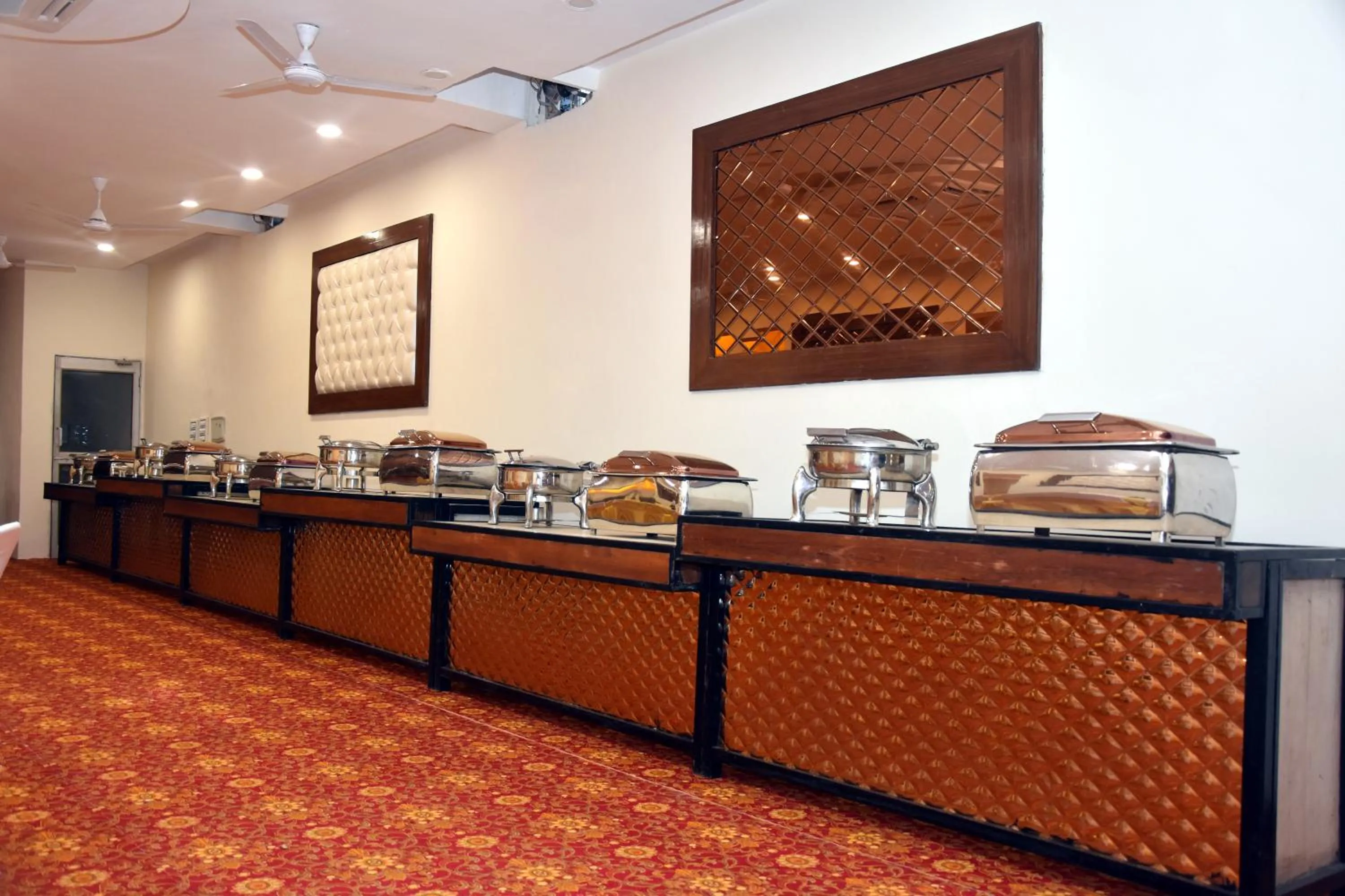 Restaurant/places to eat in Hotel D Plaza