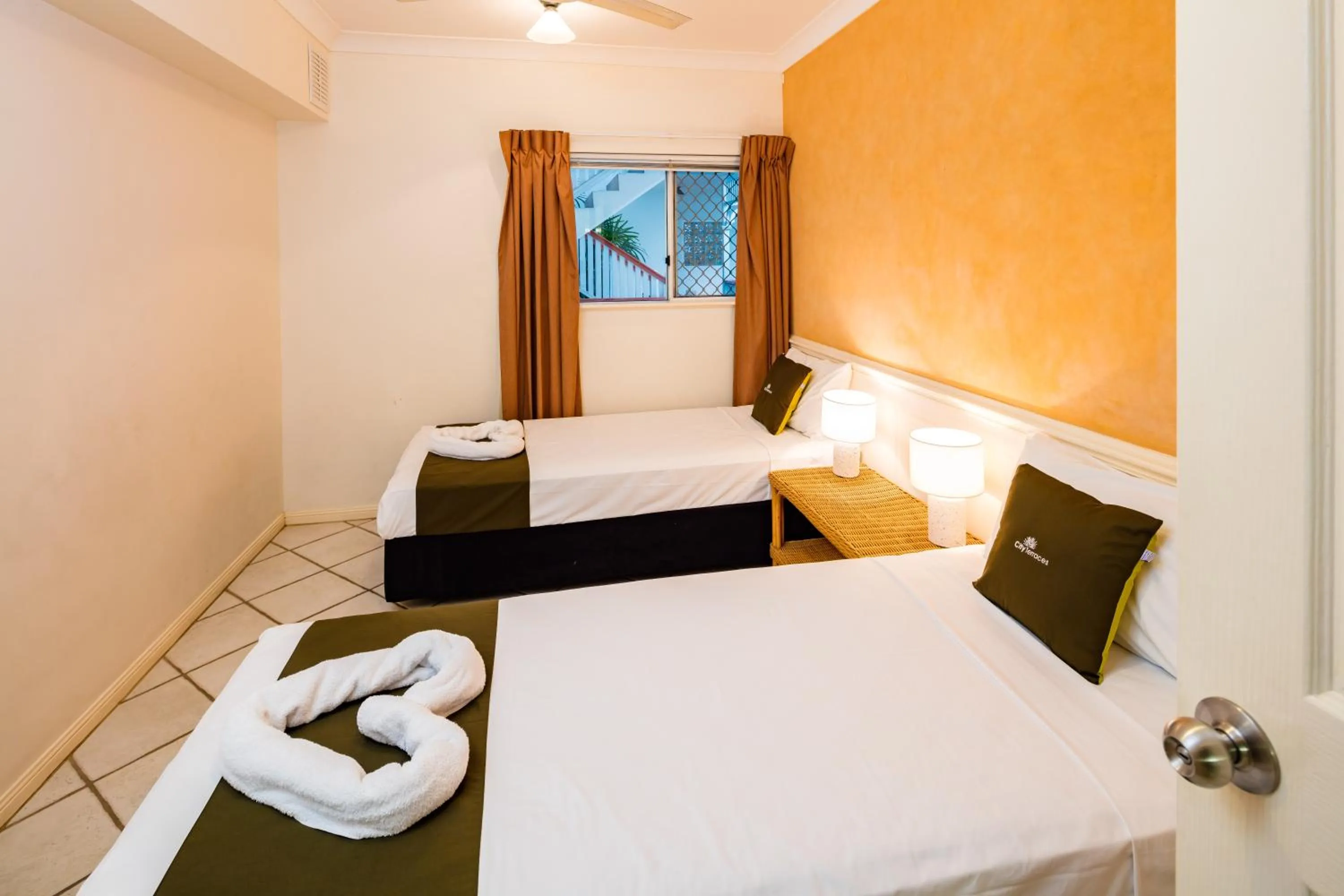 Bedroom, Bed in City Terraces Cairns