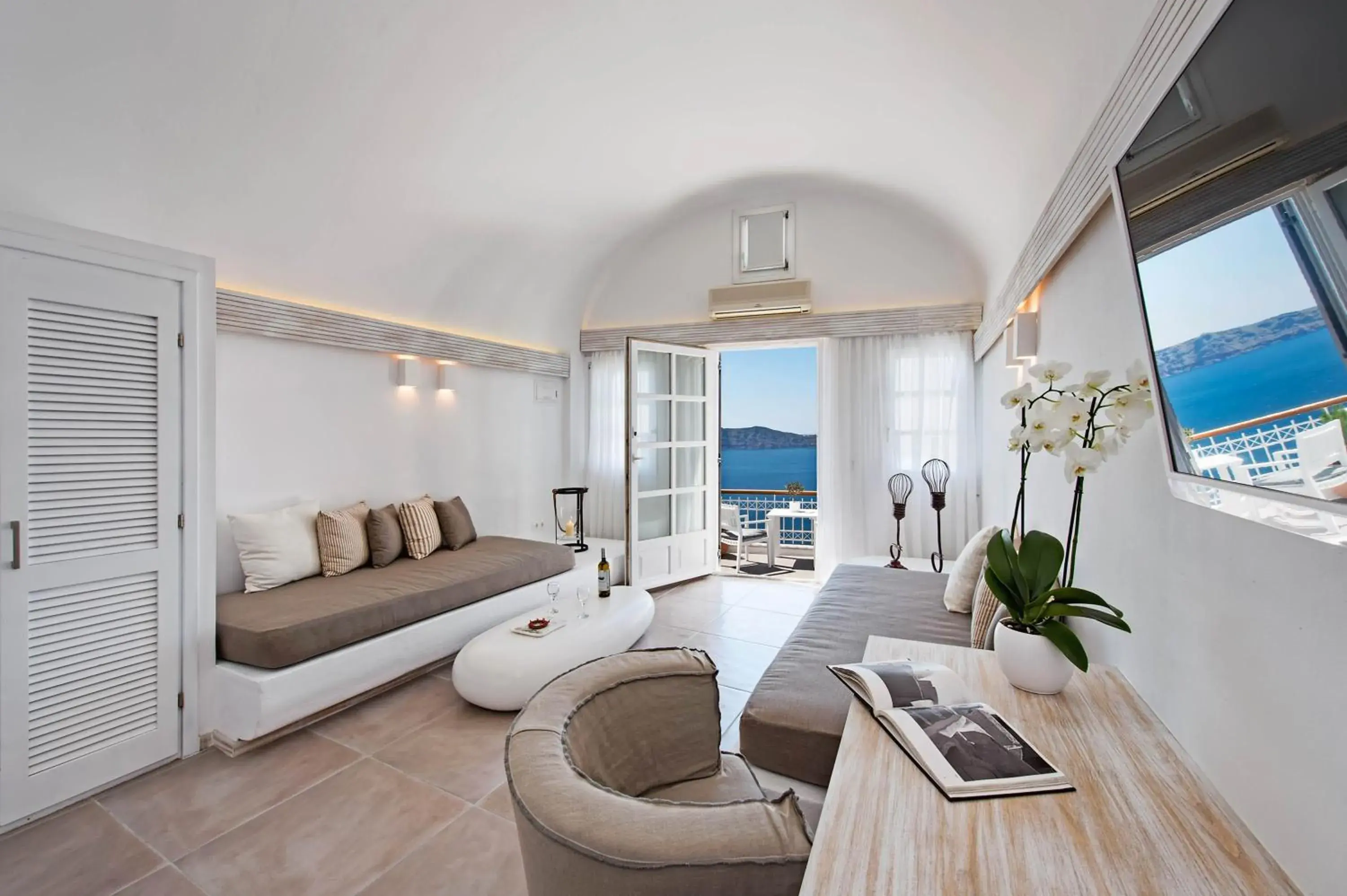 Deluxe Suite with Caldera View in Athina Luxury Suites Deluxe Suite with Caldera View in Athina Luxury Suites