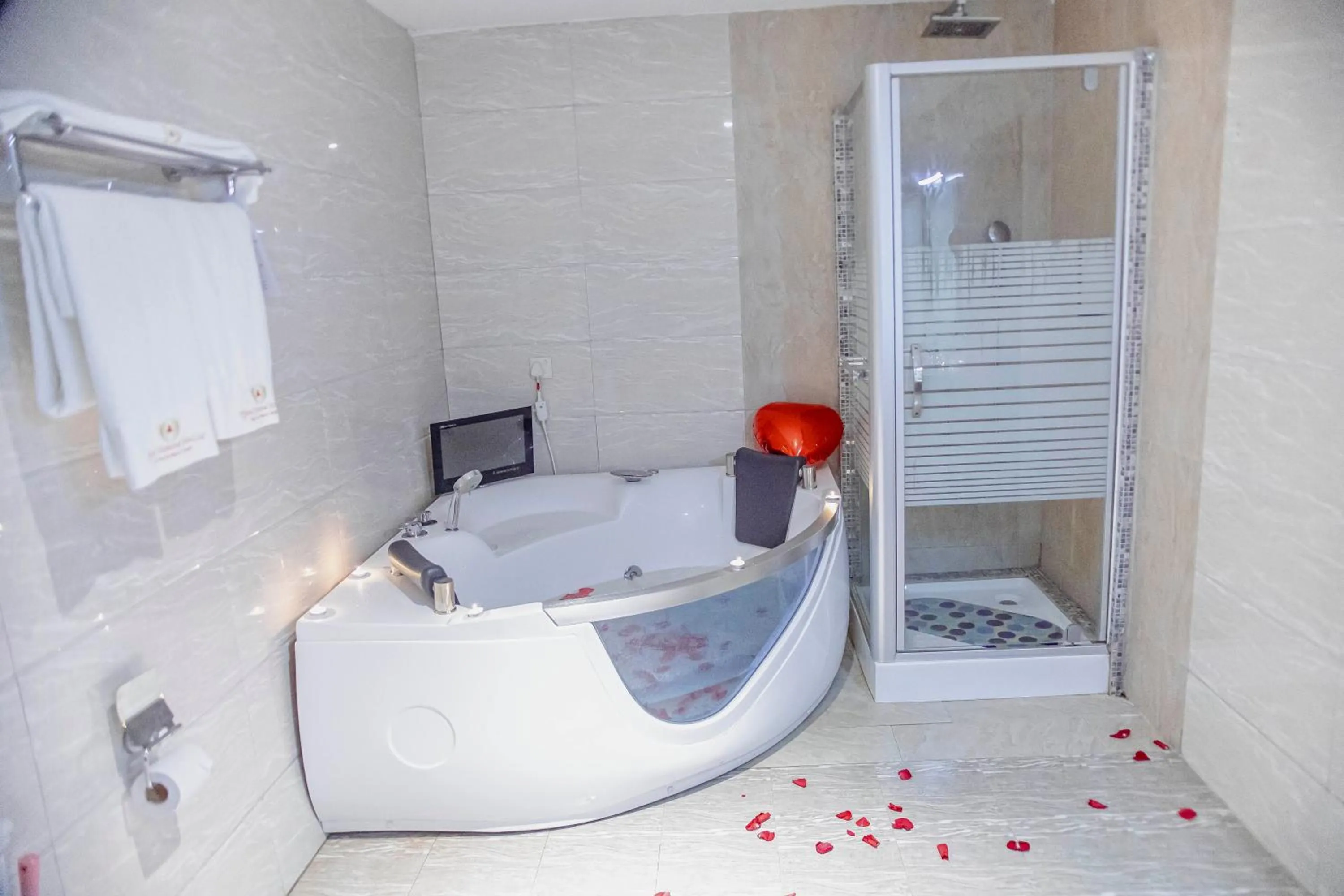 Bathroom, Bed in Tiffany Diamond Hotels LTD - Makunganya