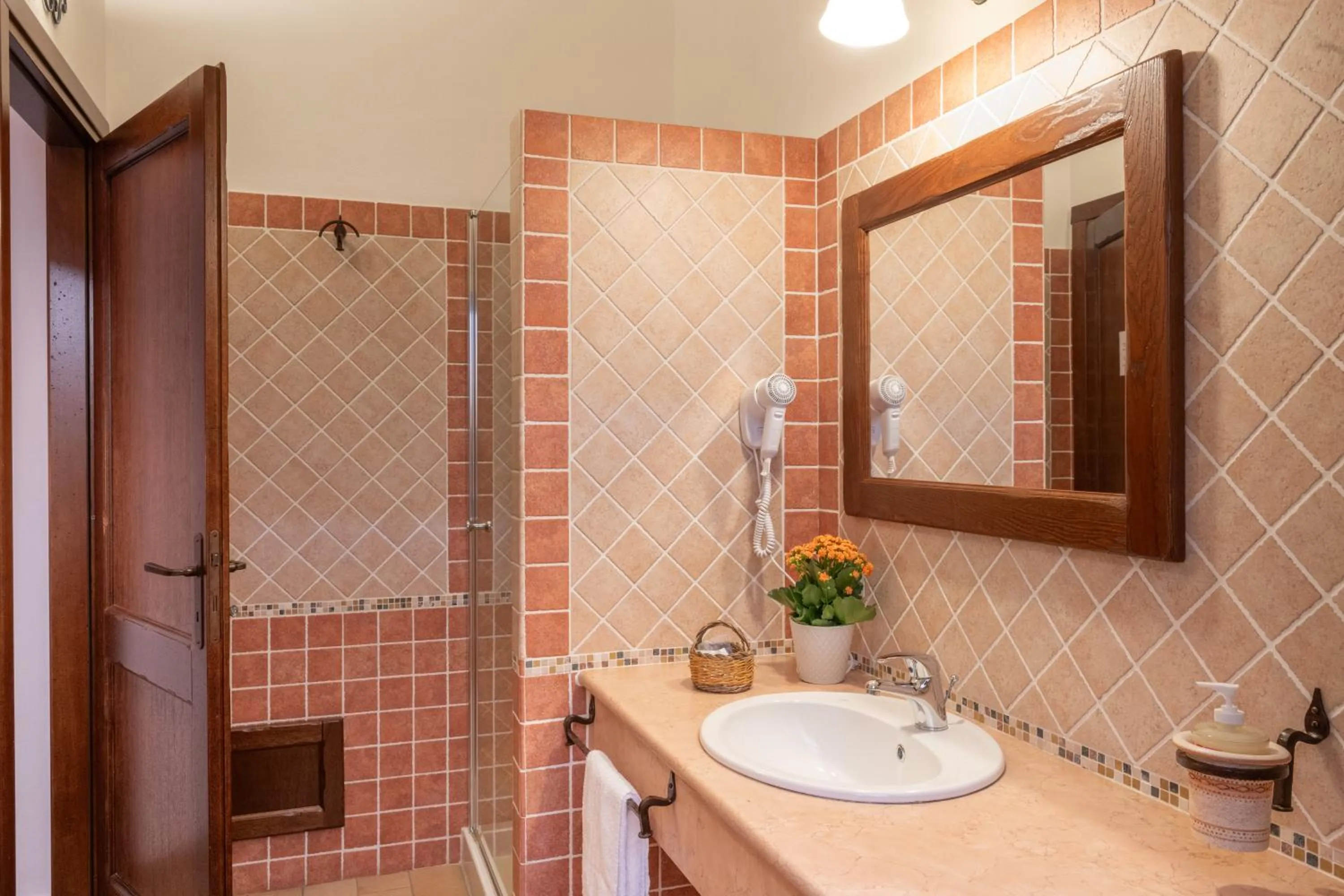 Shower in Hotel Bia Maore