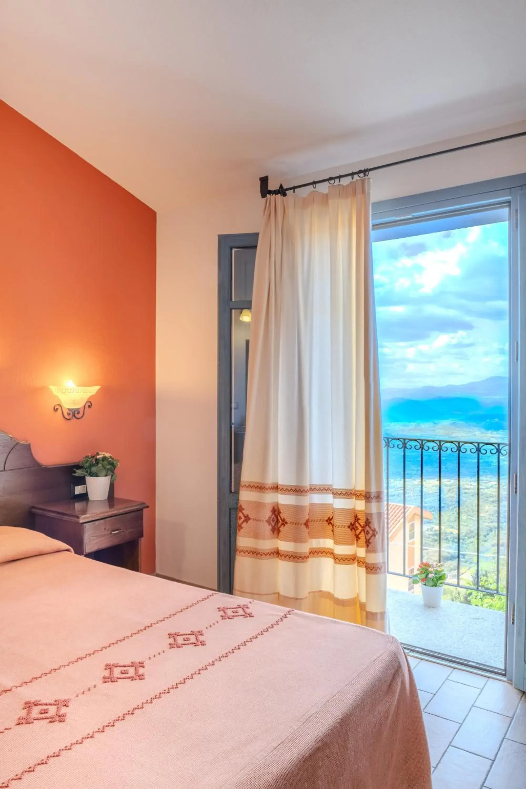 Double Room with Mountain View in Hotel Bia Maore Double Room with Mountain View in Hotel Bia Maore