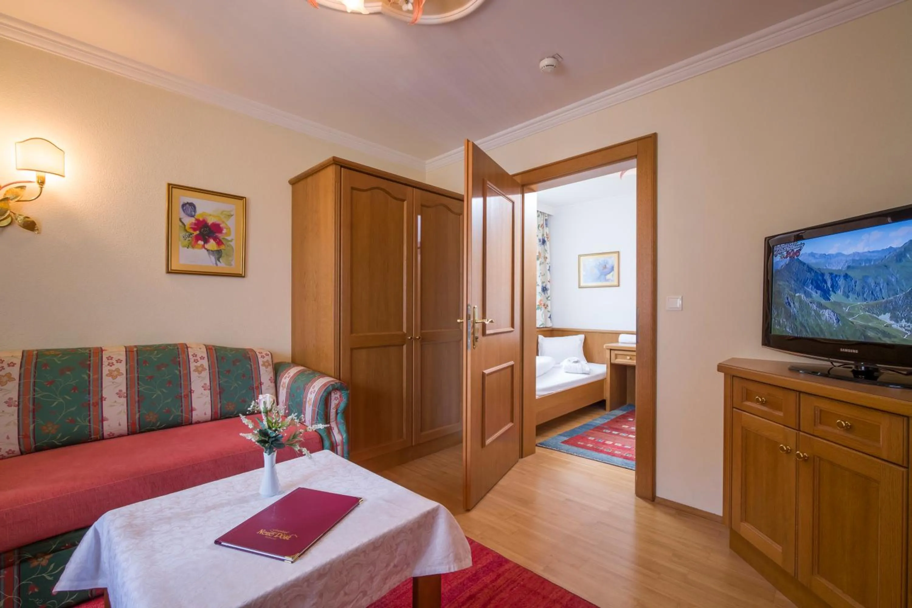 Living room, Bed in Hotel Neue Post