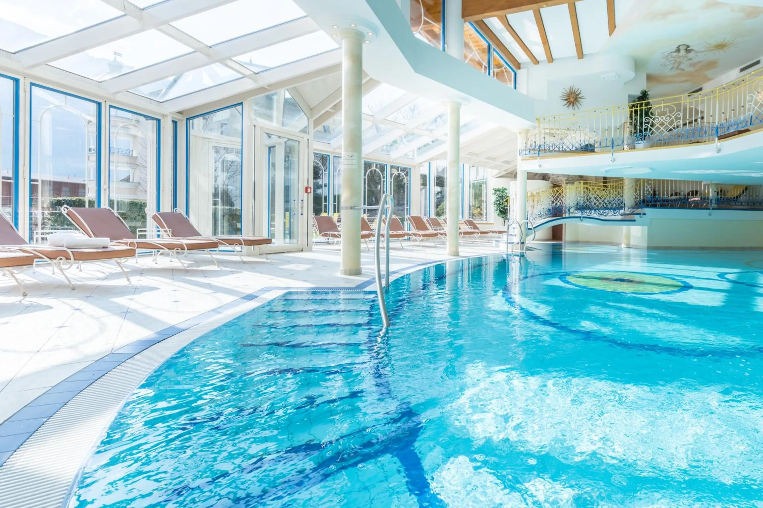 Swimming pool in Hotel Neue Post