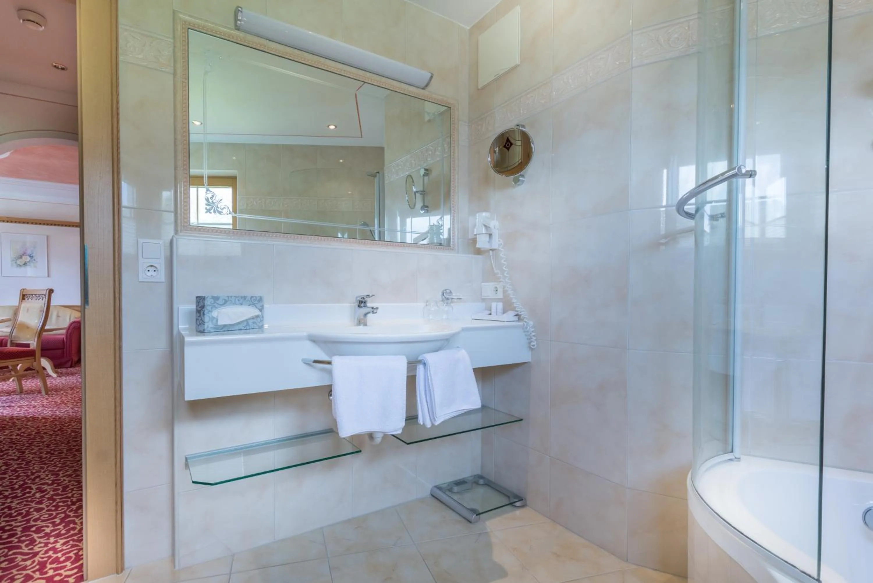 Photo of the whole room in Hotel Neue Post