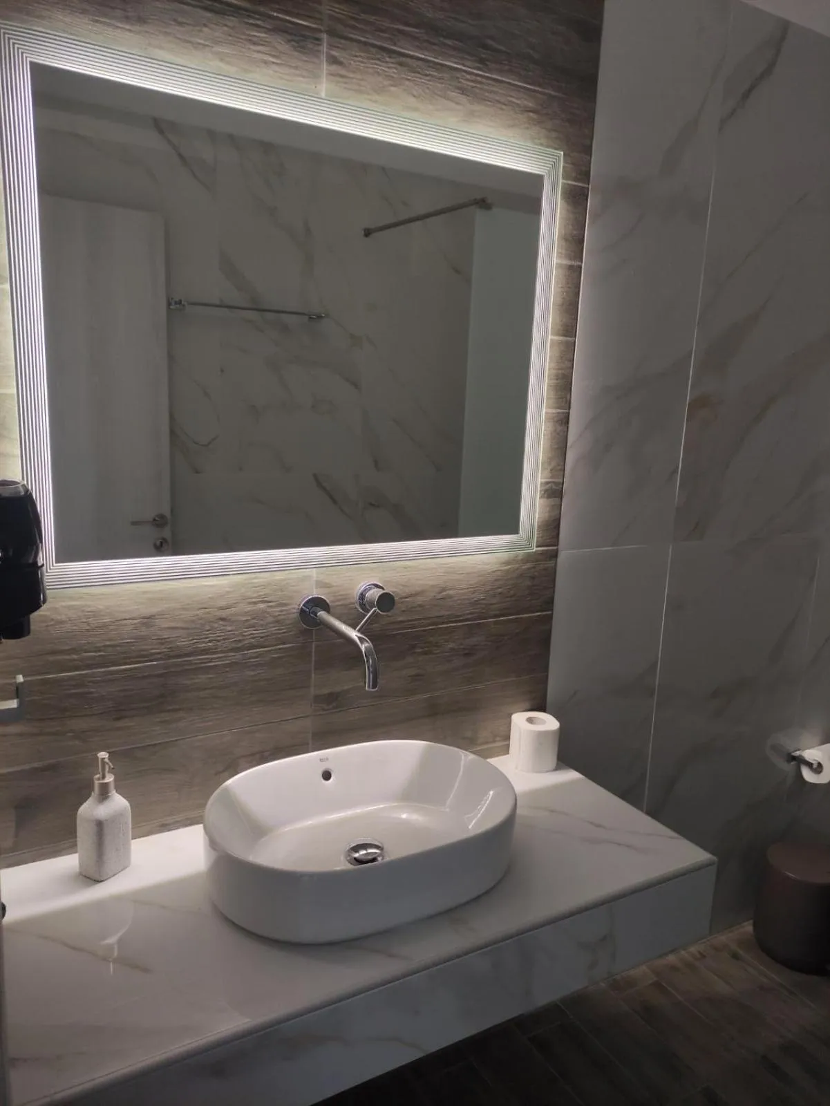 Deluxe Family Room in Elektra Hotel