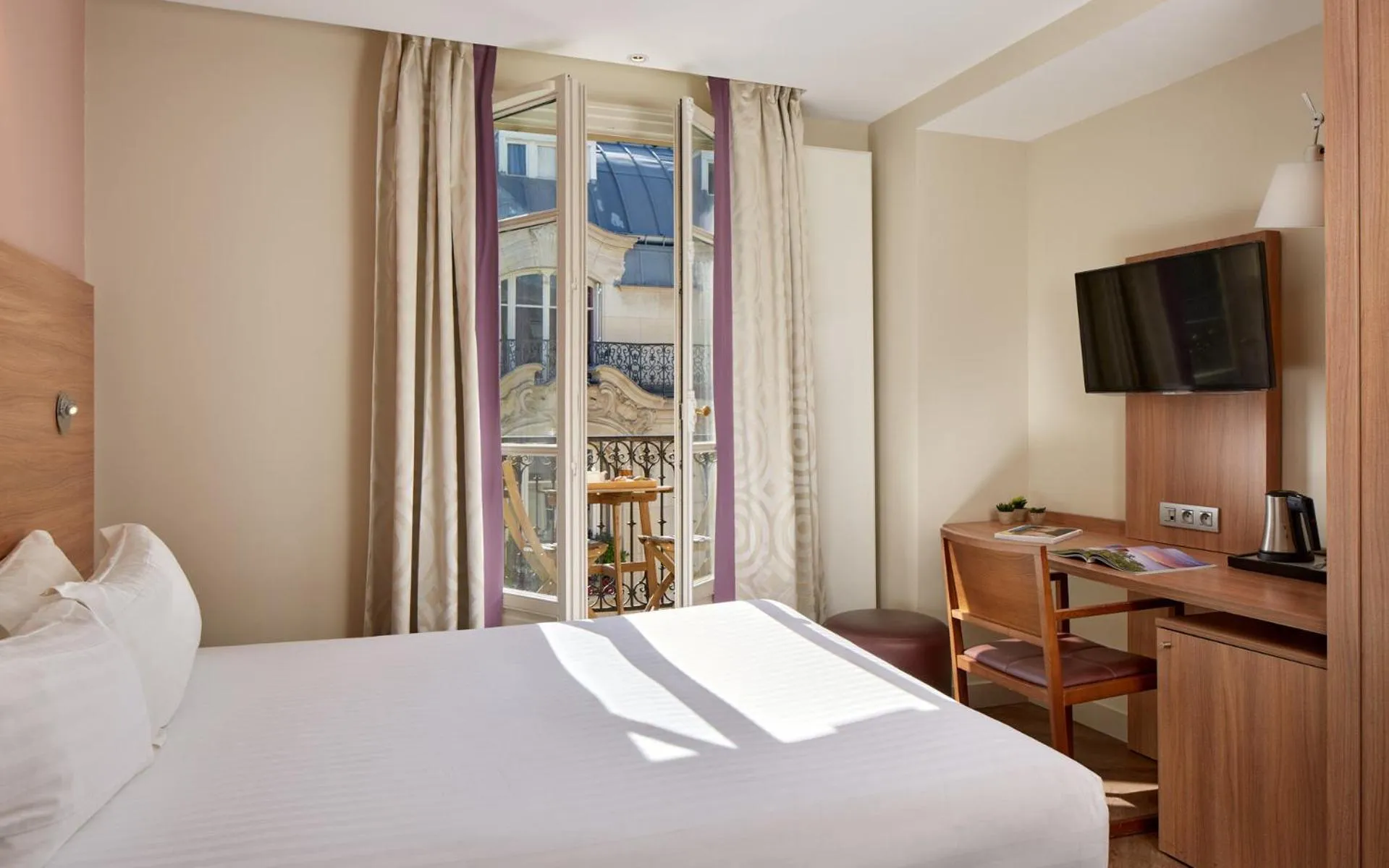 Bed in Hôtel de Sévigné