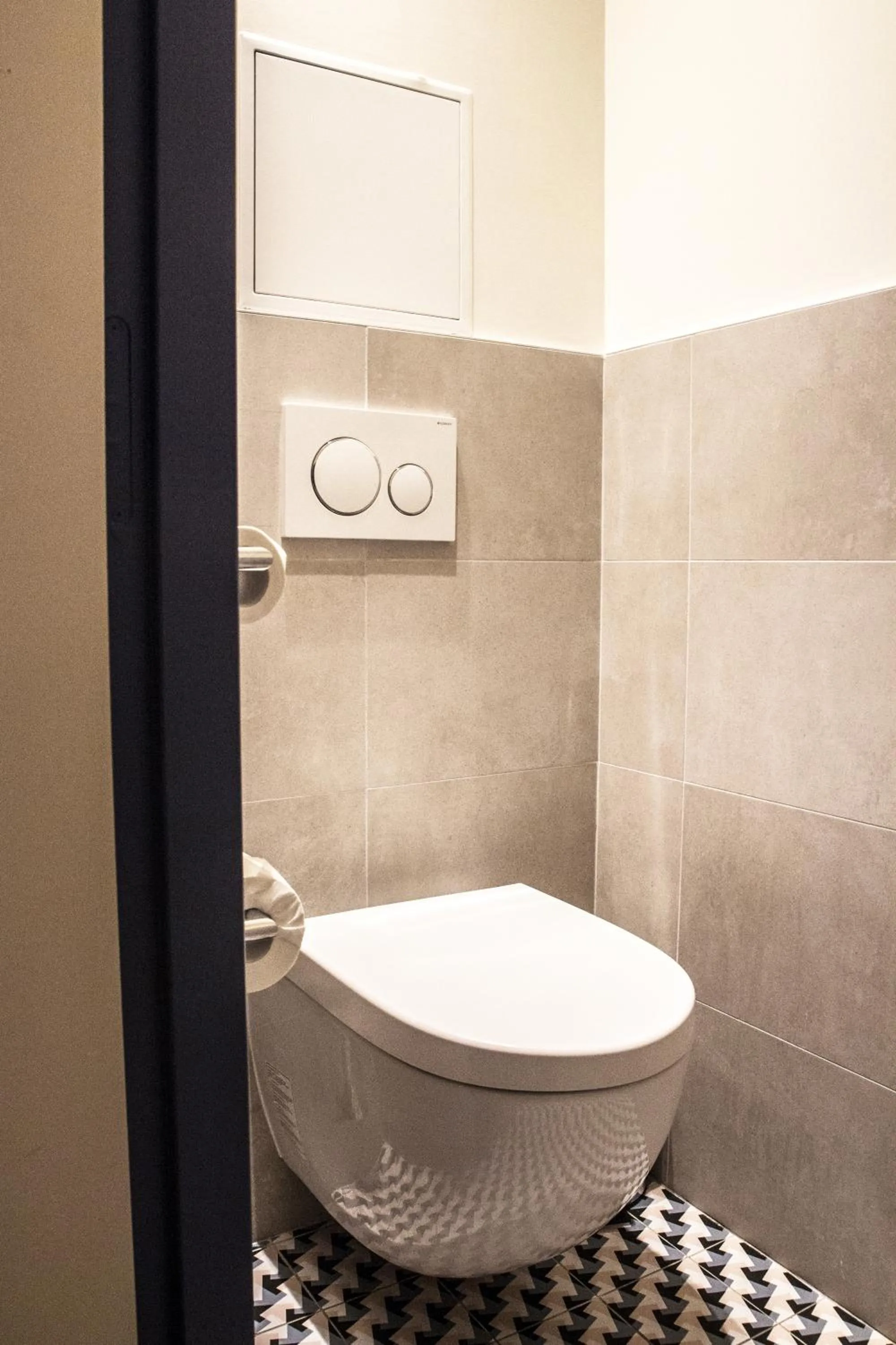 Toilet in Hôtel de Sévigné