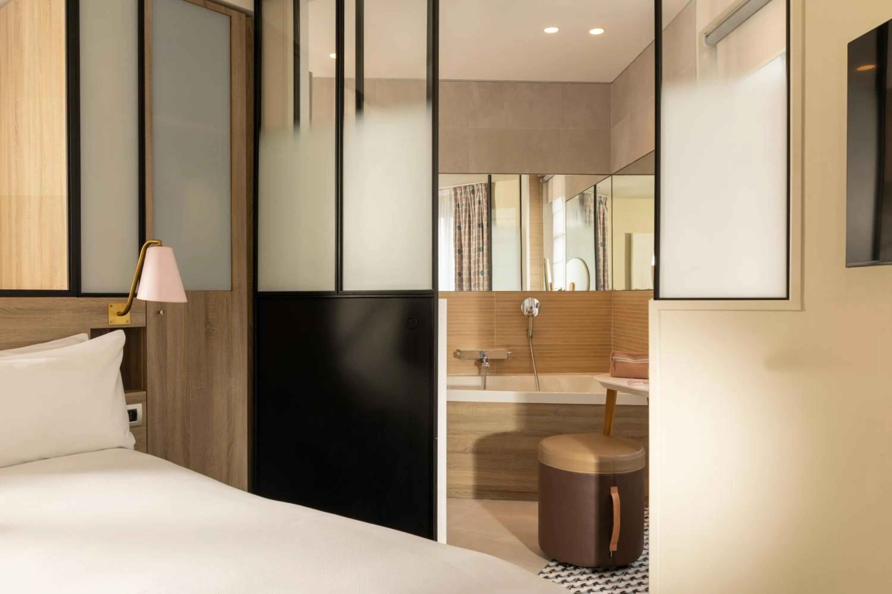 Photo of the whole room, Bed in Hôtel de Sévigné