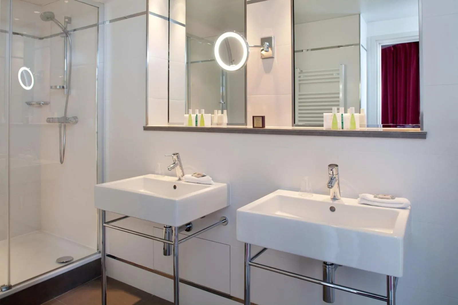 Shower in Hôtel de Sévigné