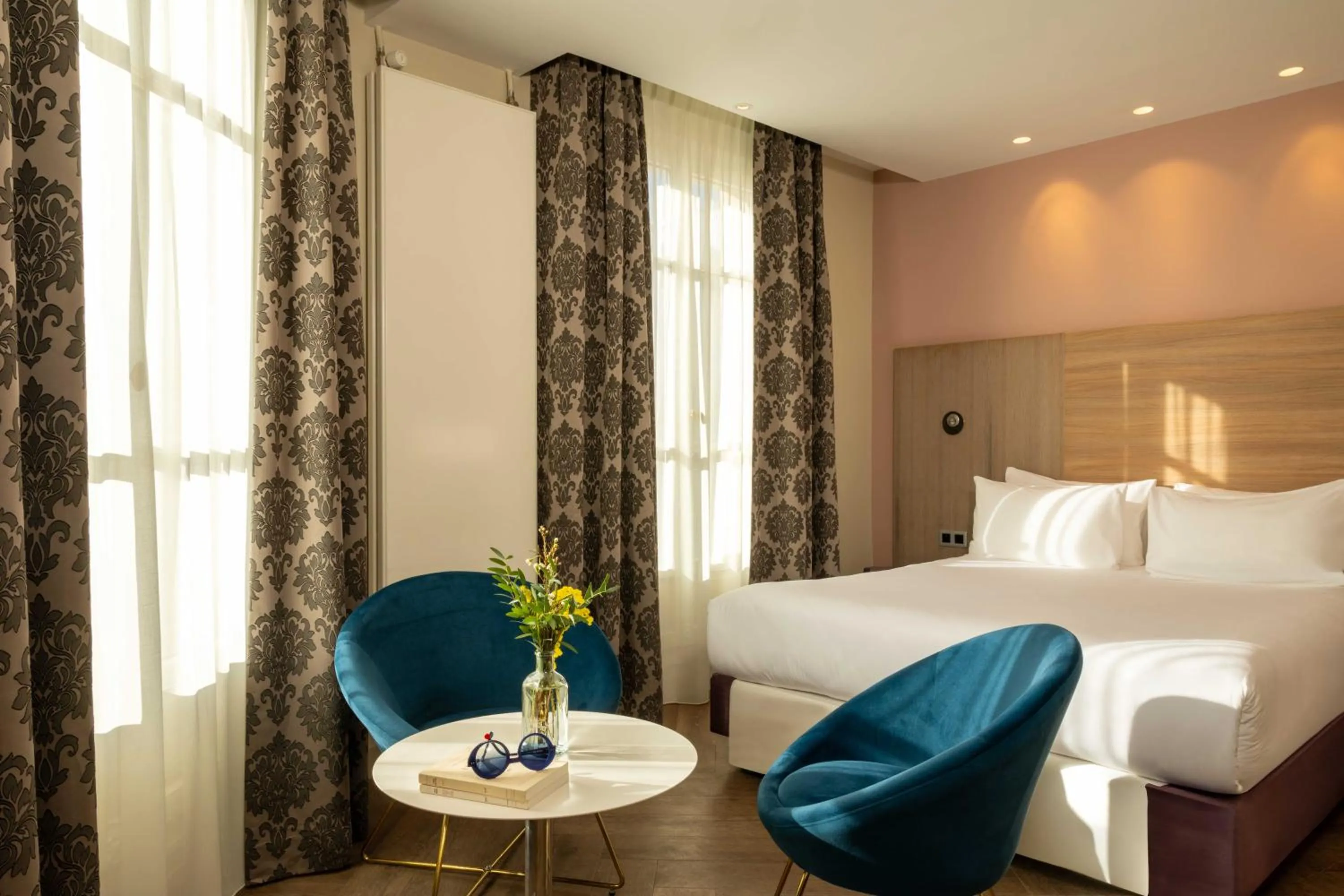 Photo of the whole room, Bed in Hôtel de Sévigné