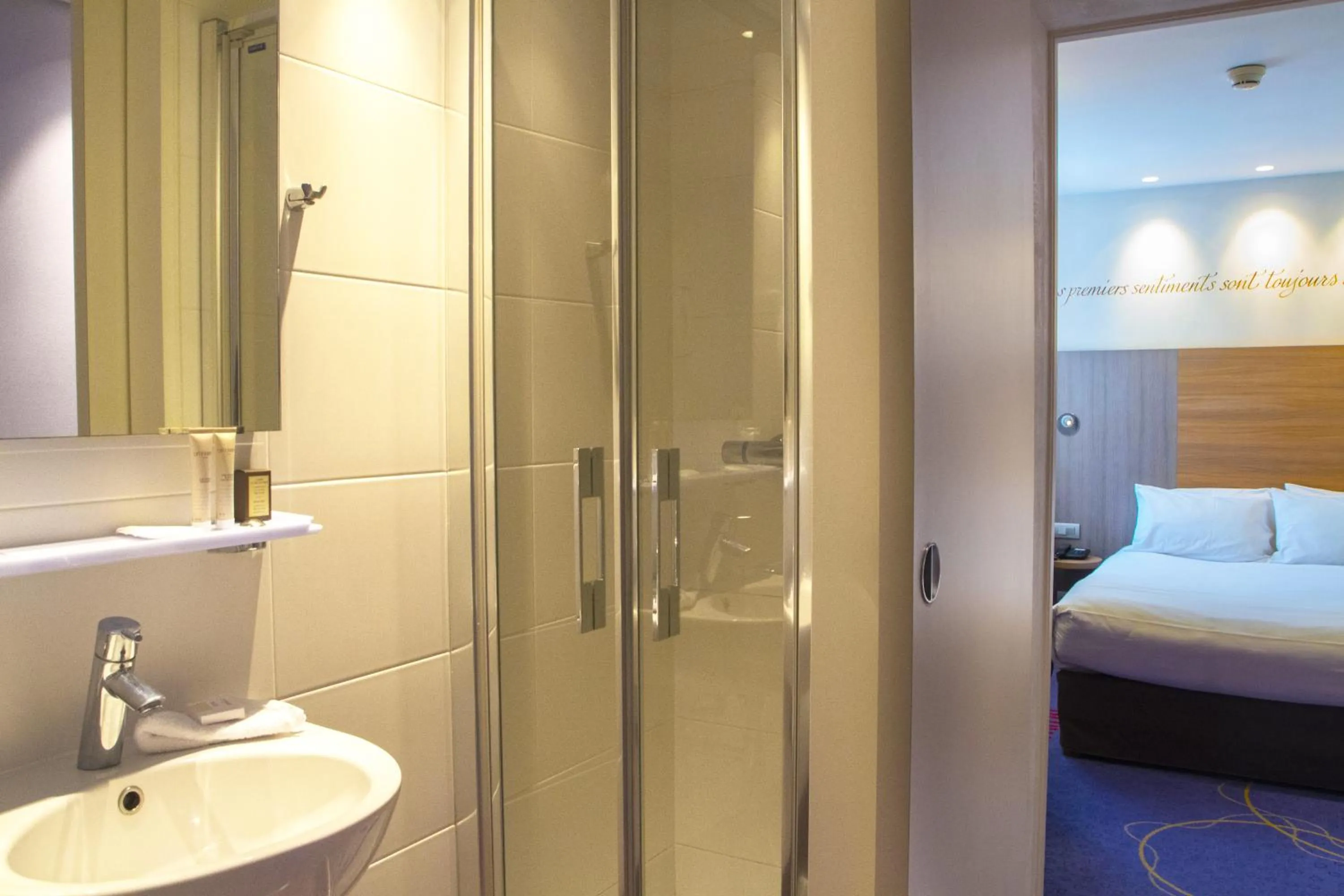 Bathroom, Bed in Hôtel de Sévigné