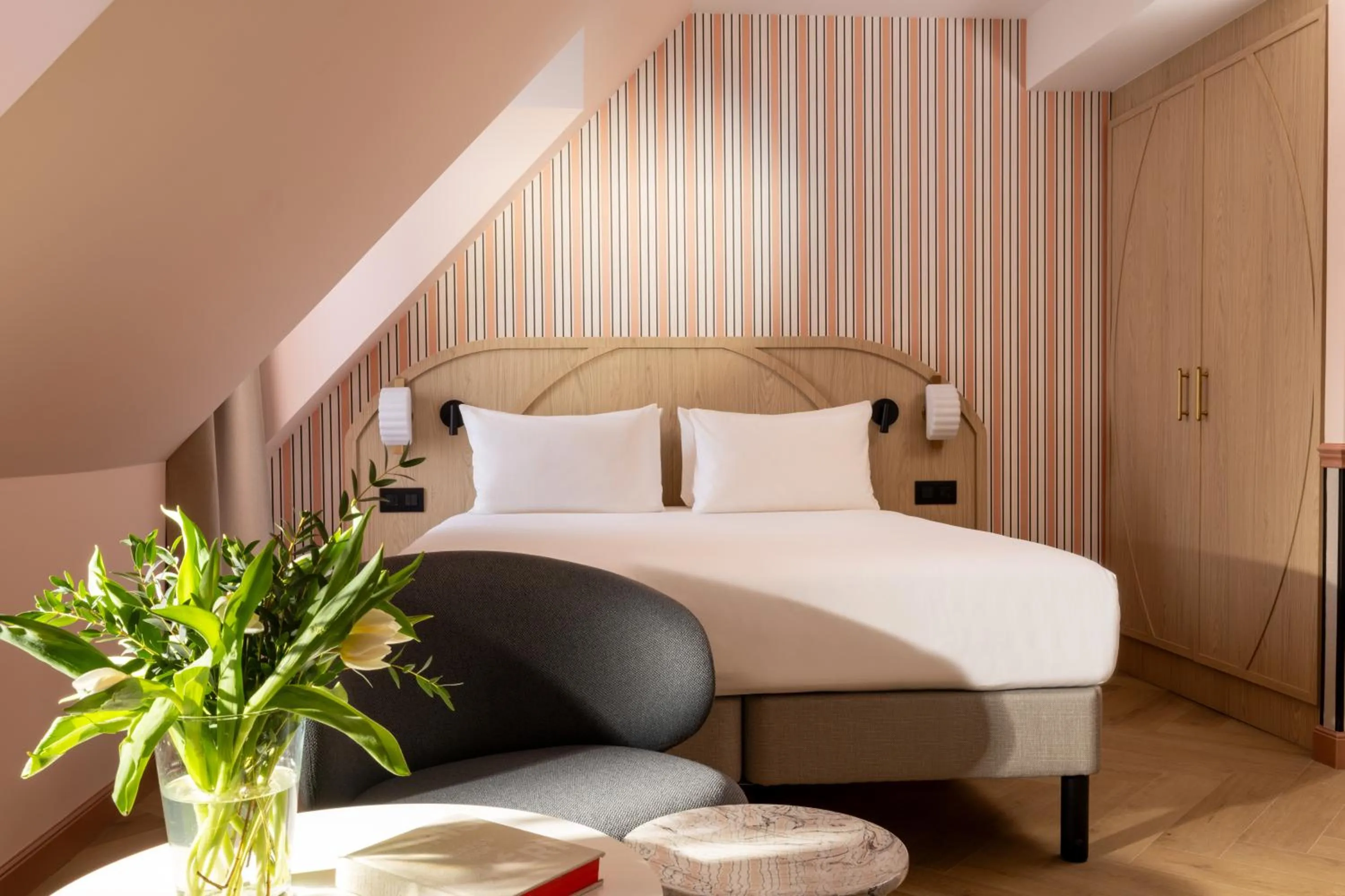 Photo of the whole room, Bed in Hôtel de Sévigné