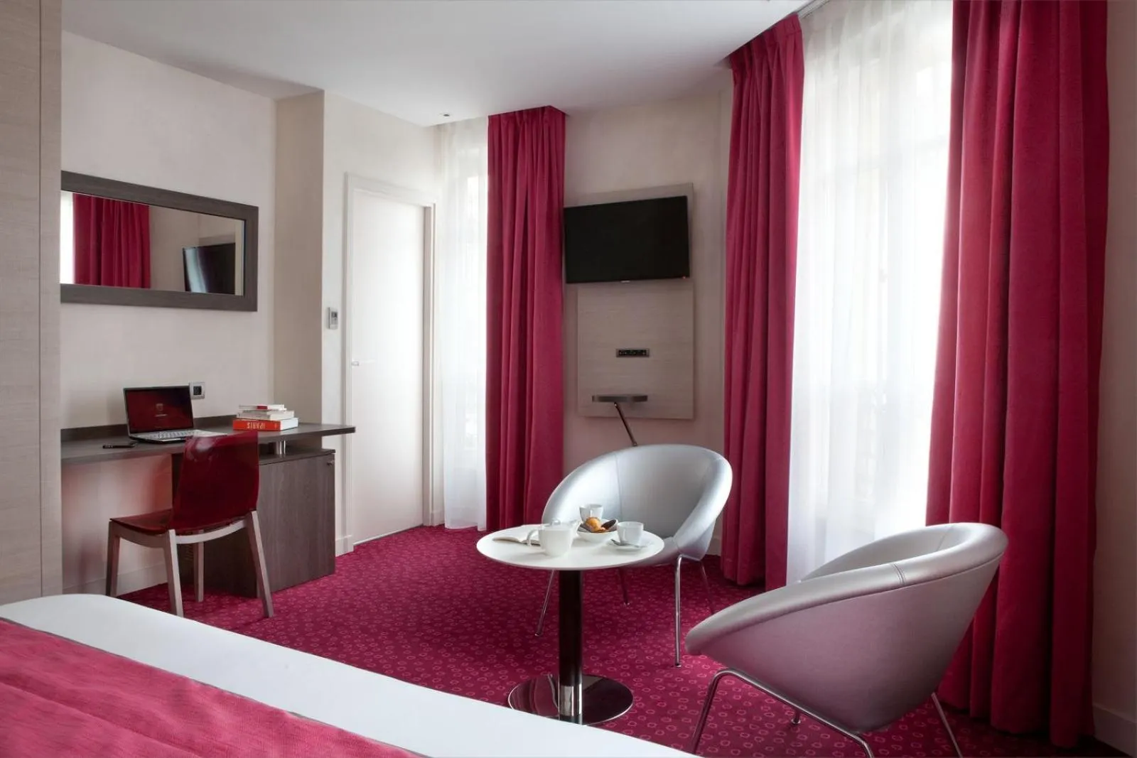 Bed in Hôtel de Sévigné