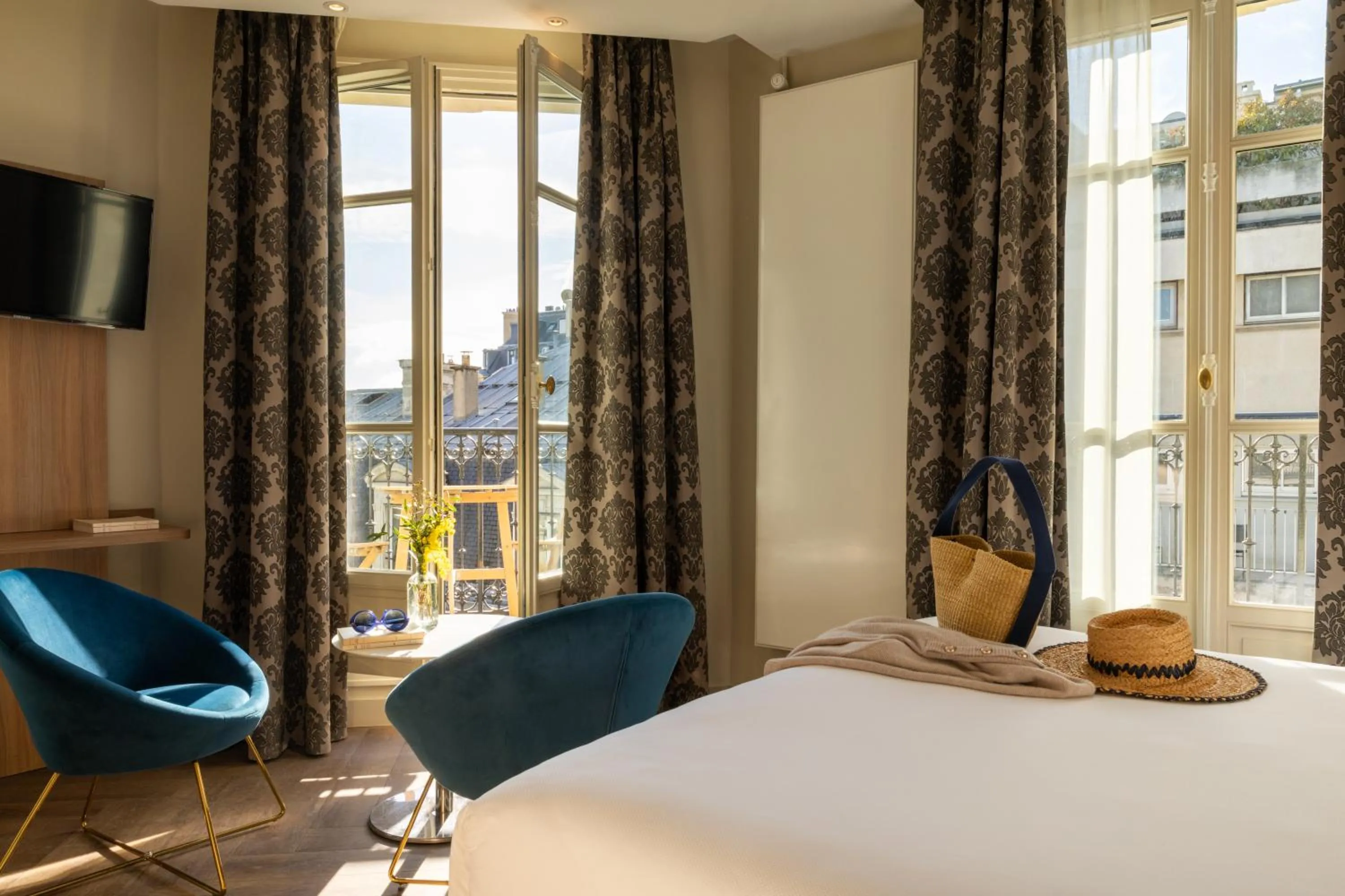 Photo of the whole room, Bed in Hôtel de Sévigné