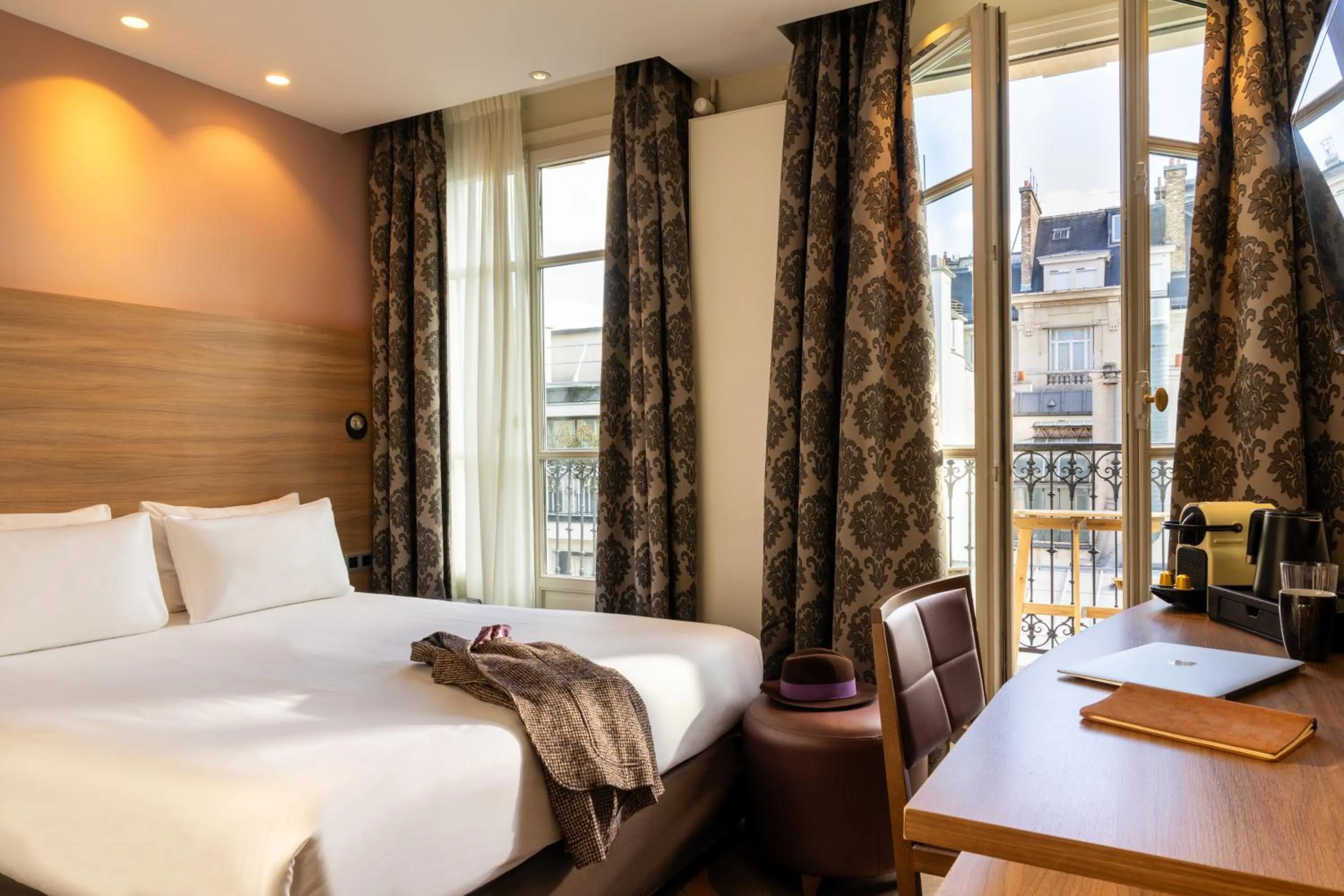 Photo of the whole room, Bed in Hôtel de Sévigné