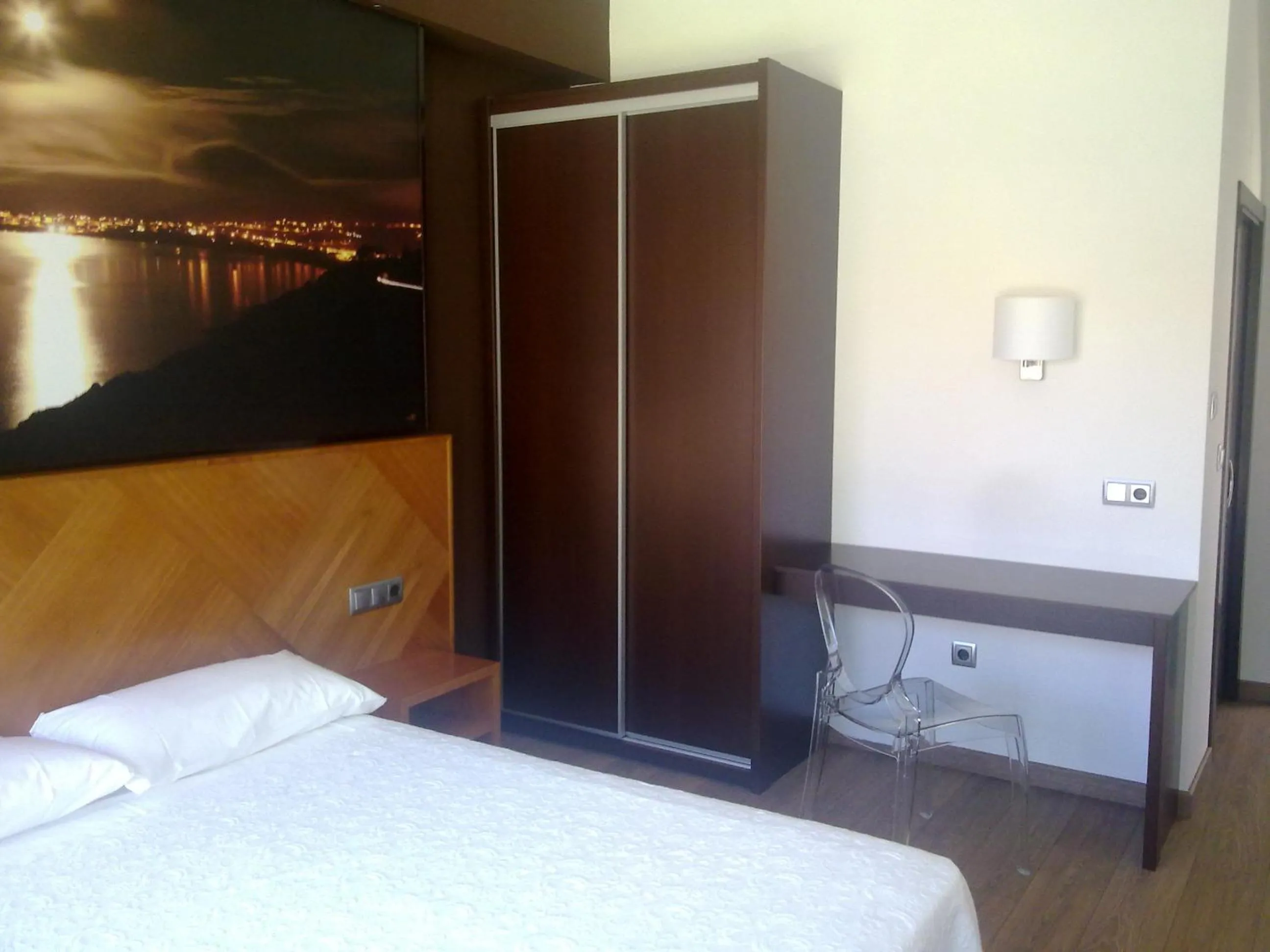 Shower, Bed in Hotel Alén do Mar