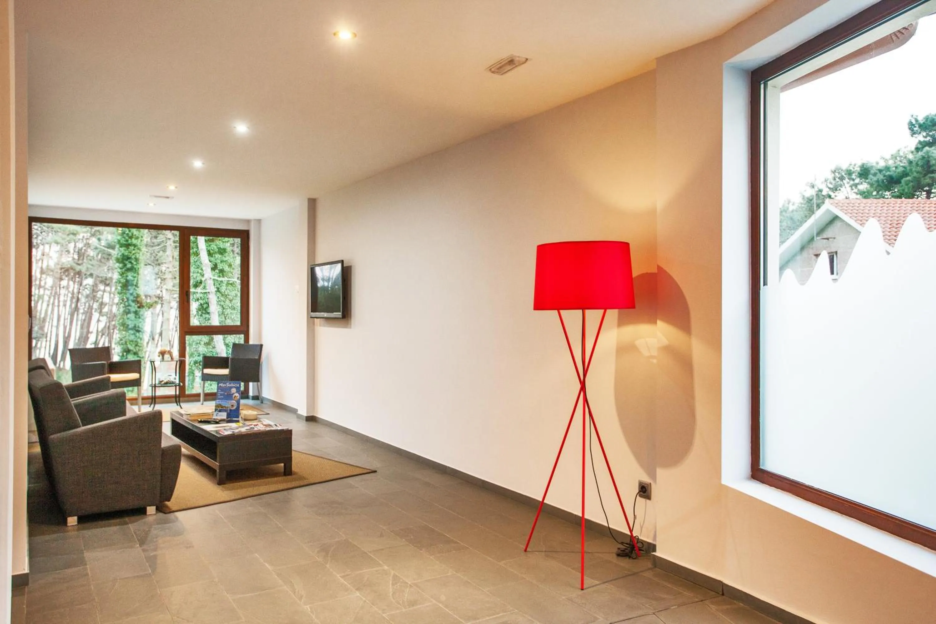 Communal lounge/ TV room in Hotel Alén do Mar