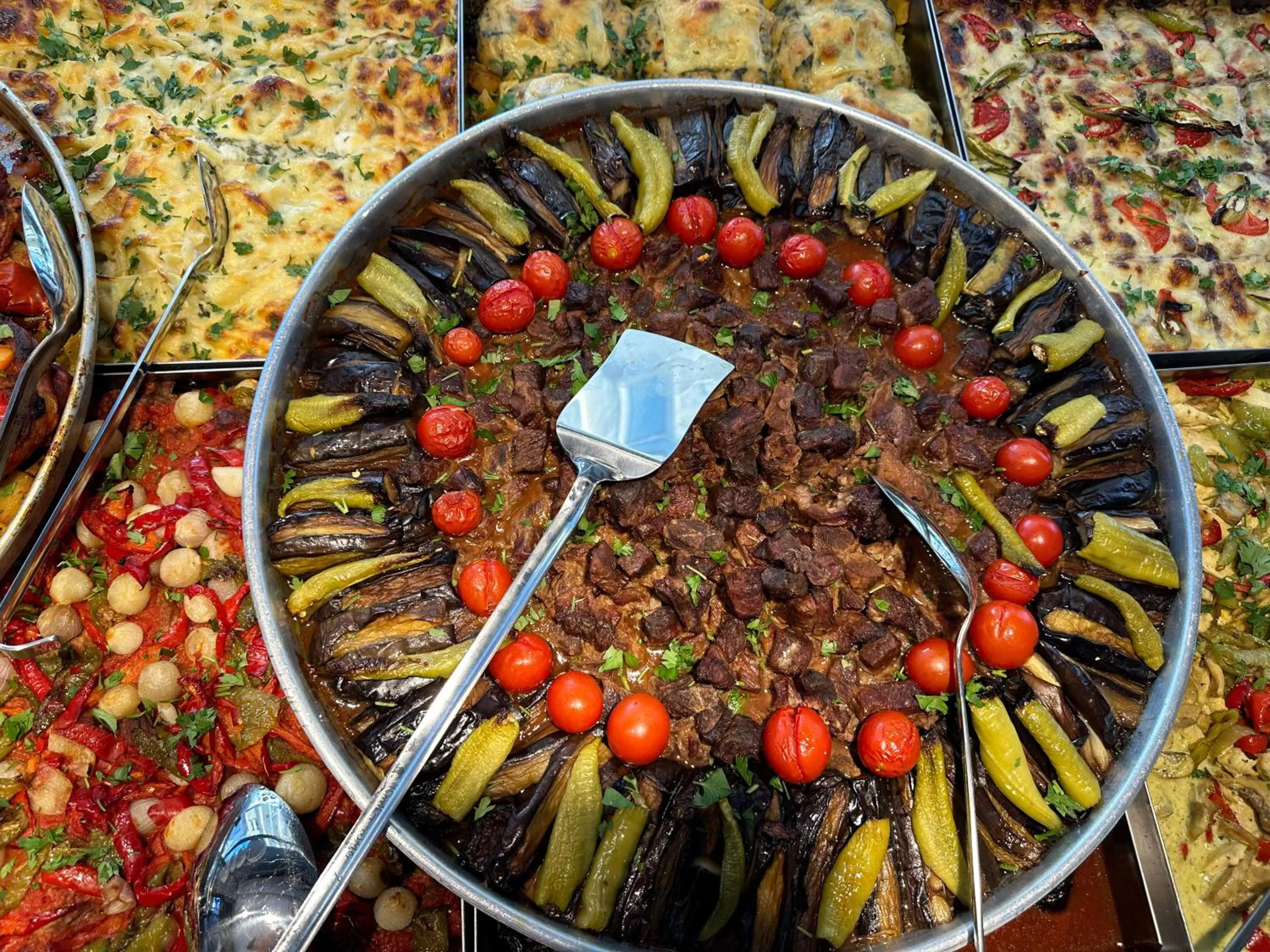 Restaurant/places to eat in The Queen Hotel