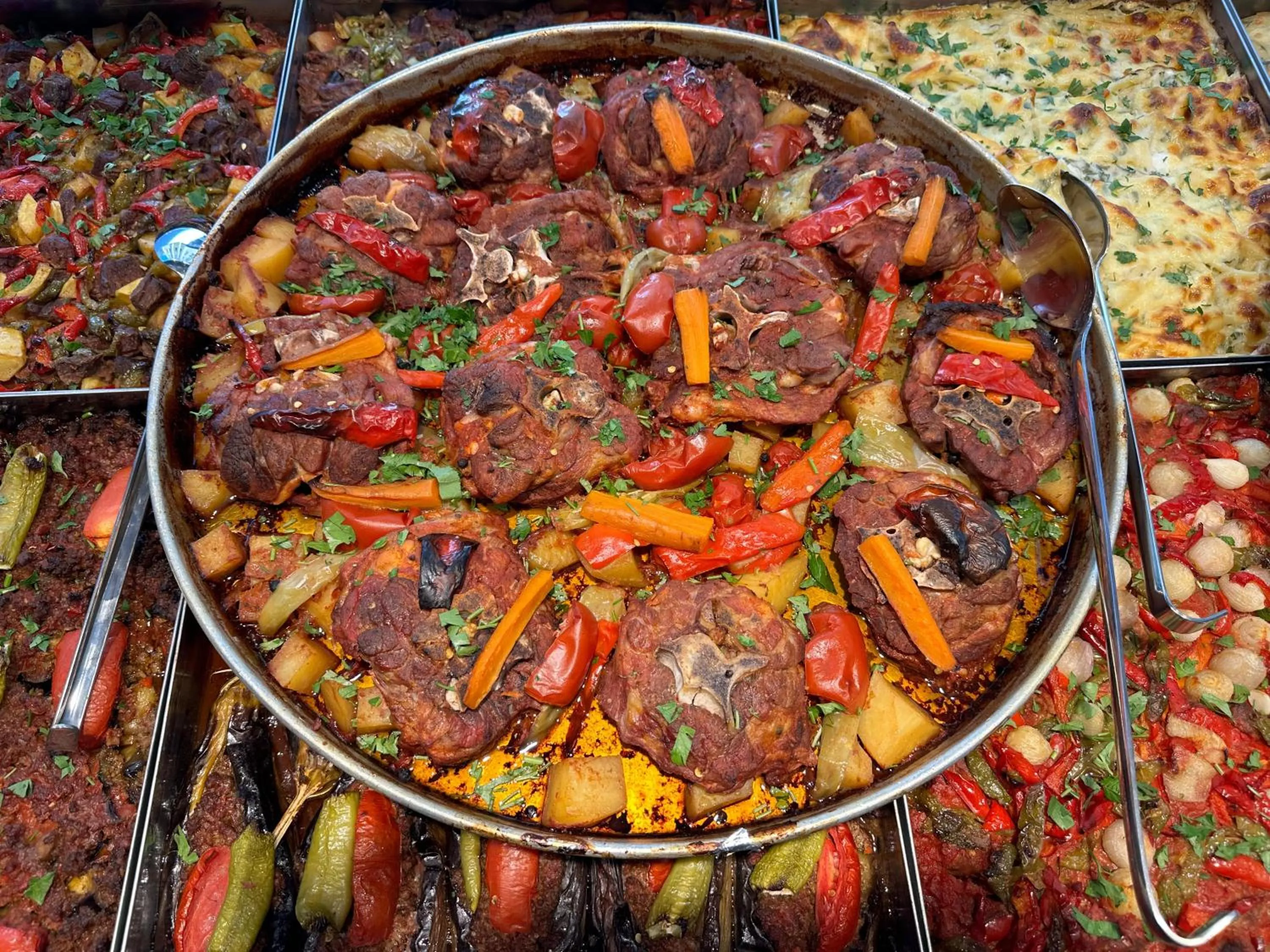 Restaurant/places to eat in The Queen Hotel