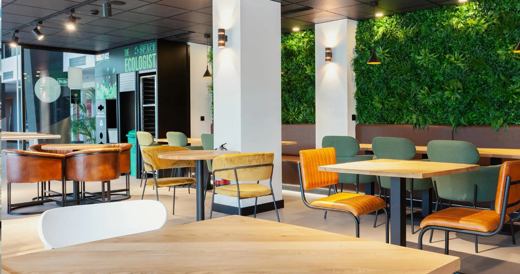 Restaurant/places to eat in Vértice Roomspace