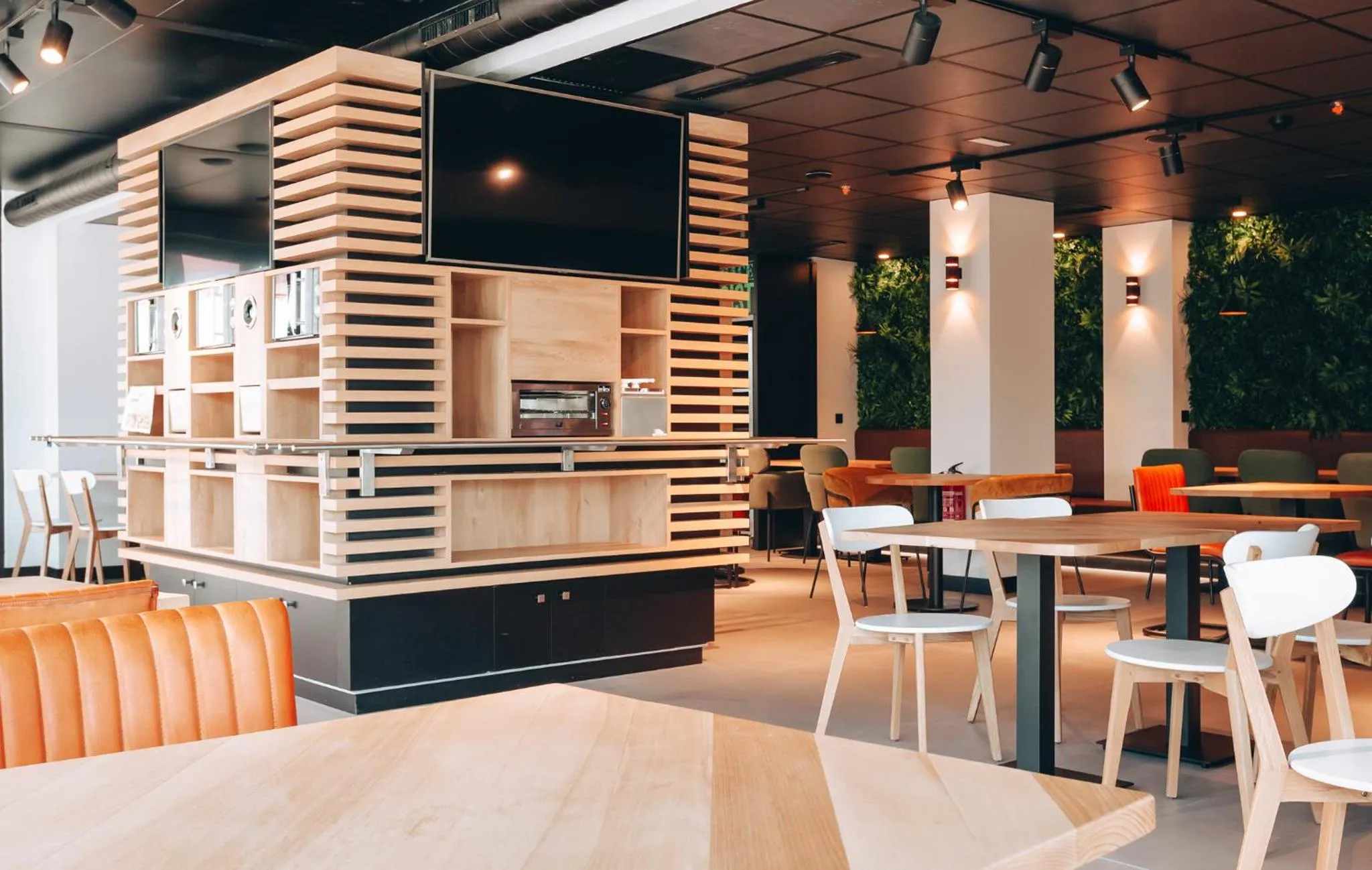 Restaurant/places to eat in Vértice Roomspace