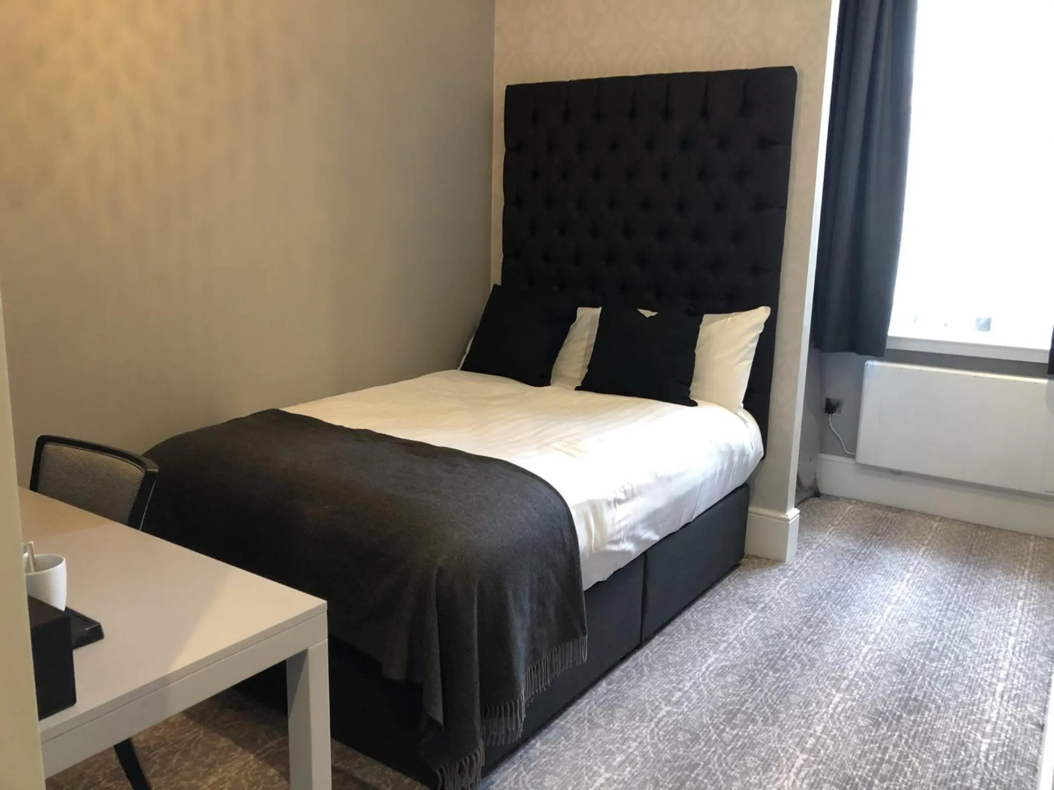 Photo of the whole room, Bed in Easthampstead Park