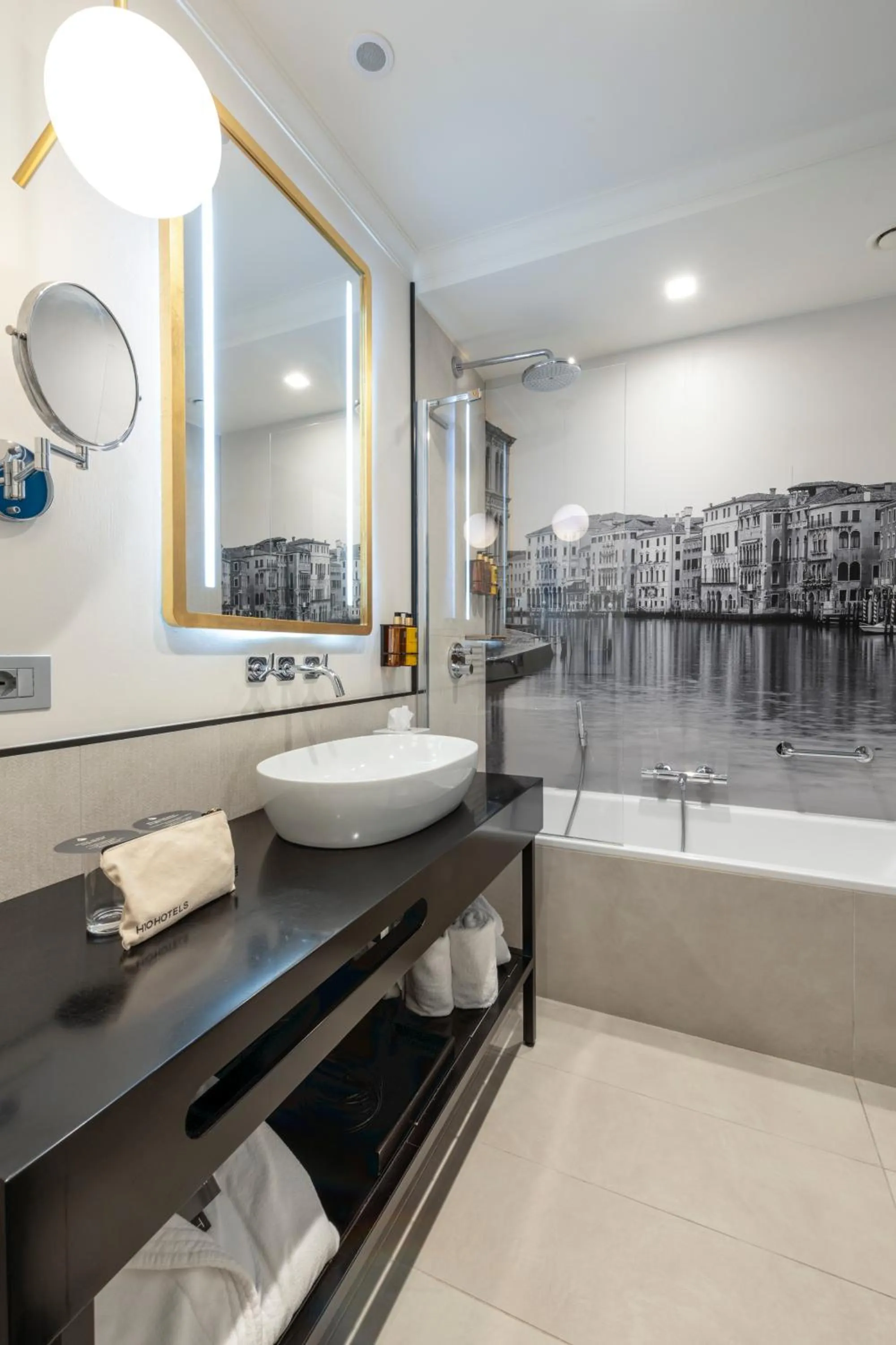 Bathroom in H10 Palazzo Canova