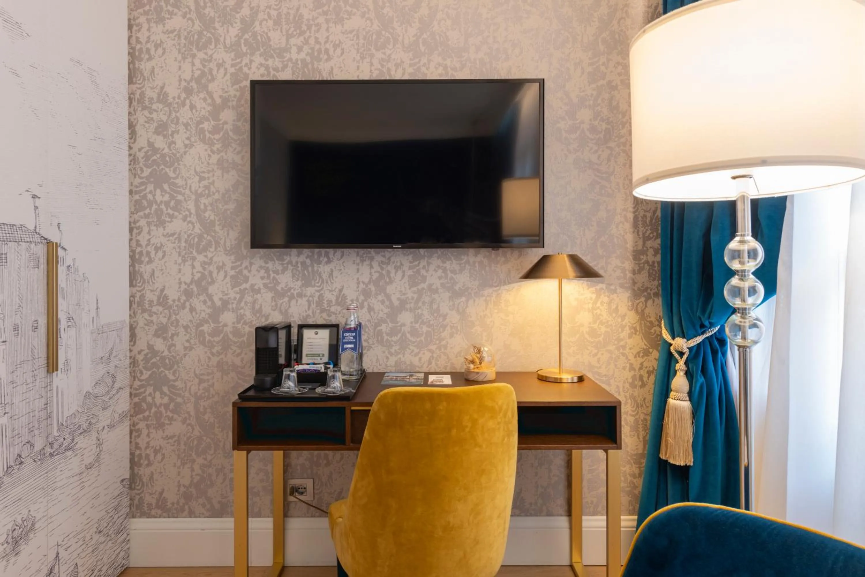 TV and multimedia in H10 Palazzo Canova