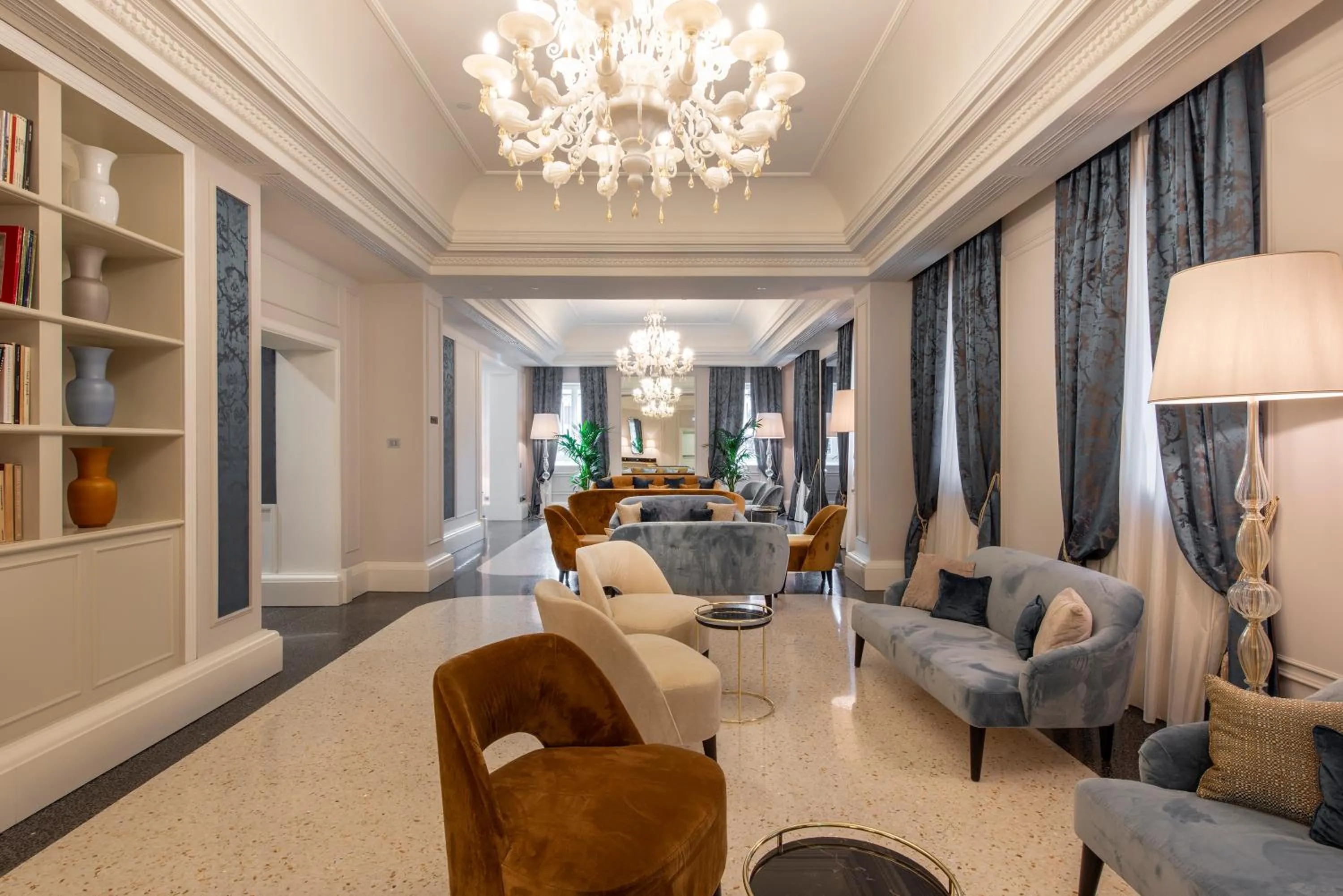 Lobby or reception in H10 Palazzo Canova