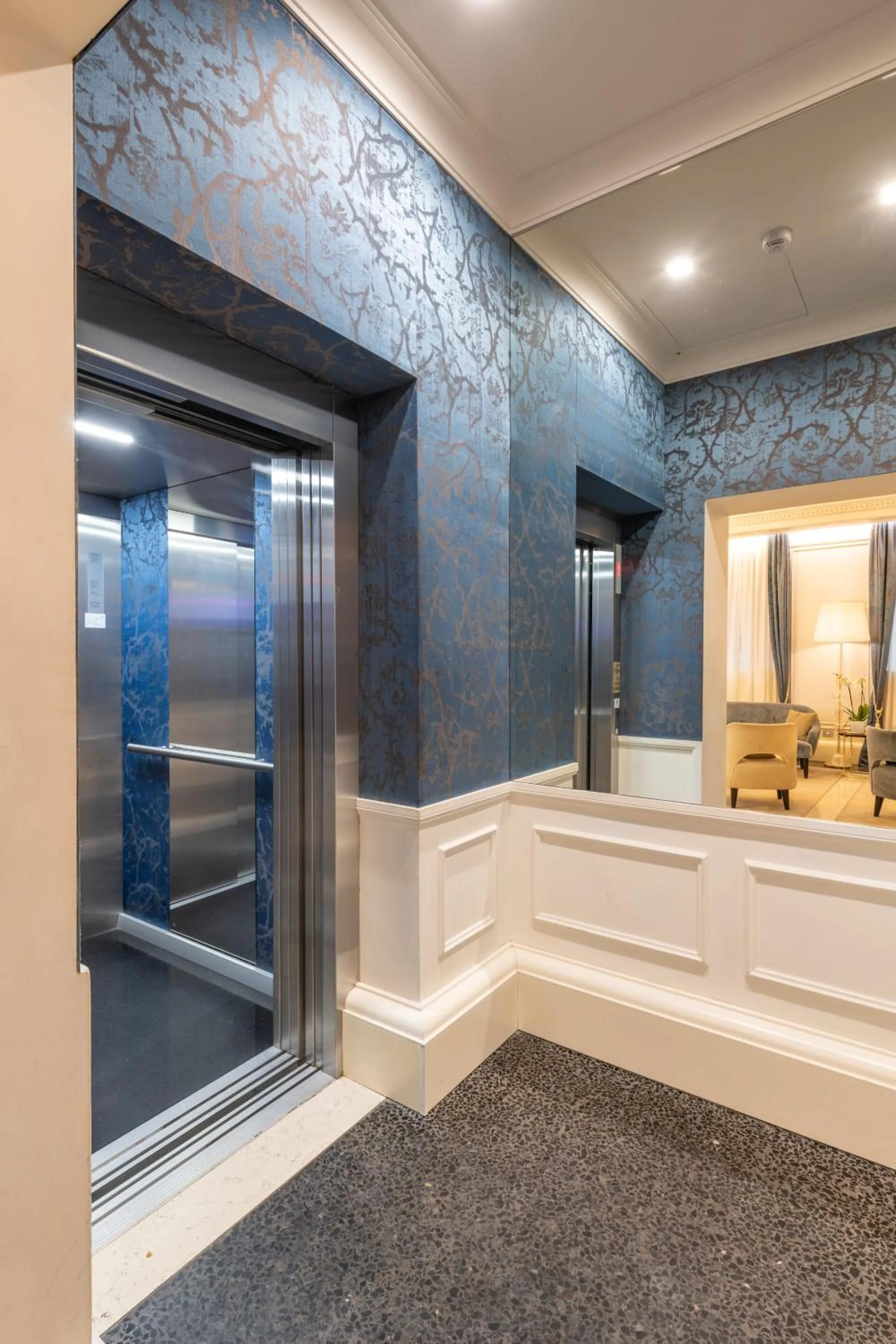 elevator in H10 Palazzo Canova