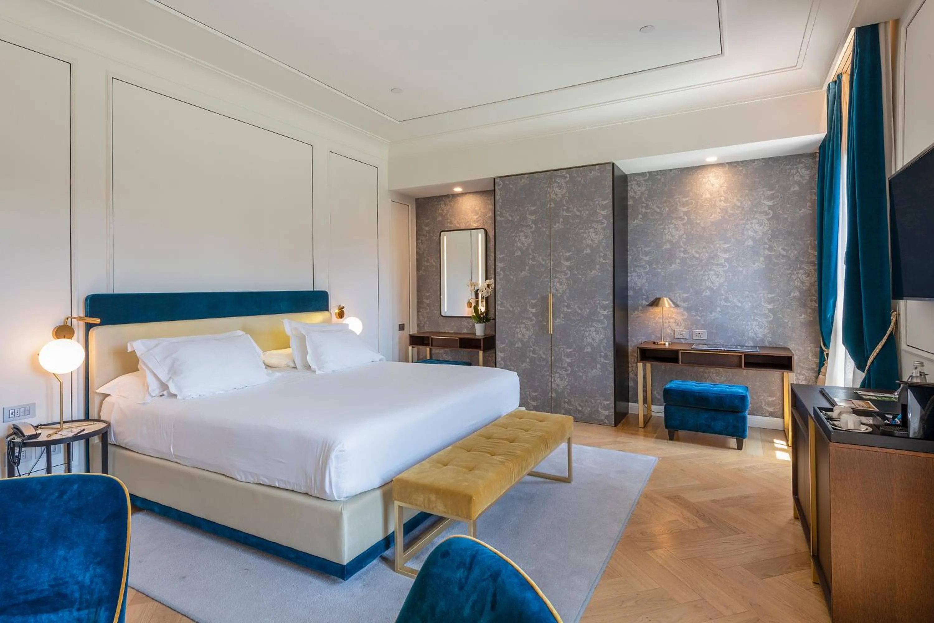 Photo of the whole room, Bed in H10 Palazzo Canova