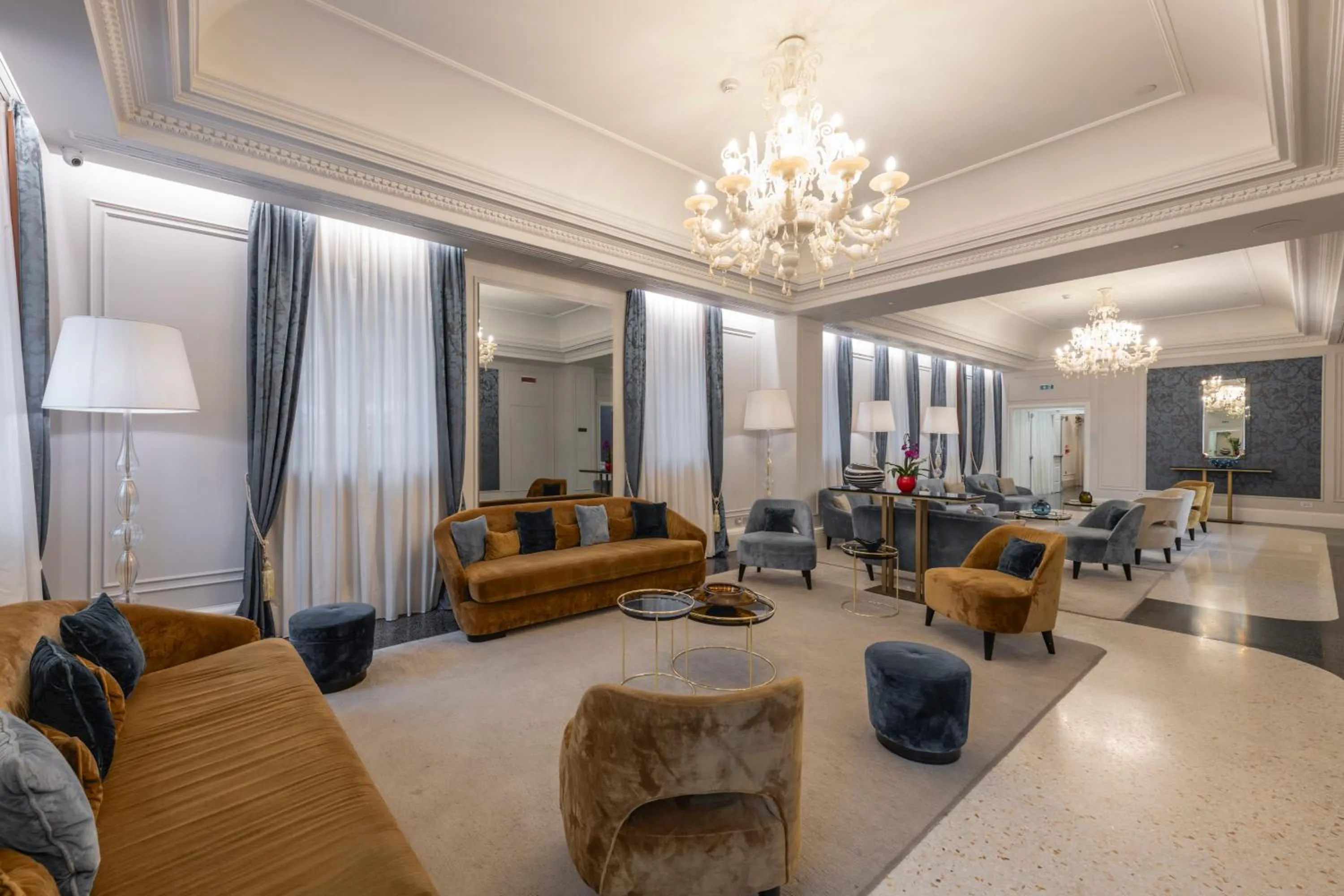 Lobby or reception in H10 Palazzo Canova