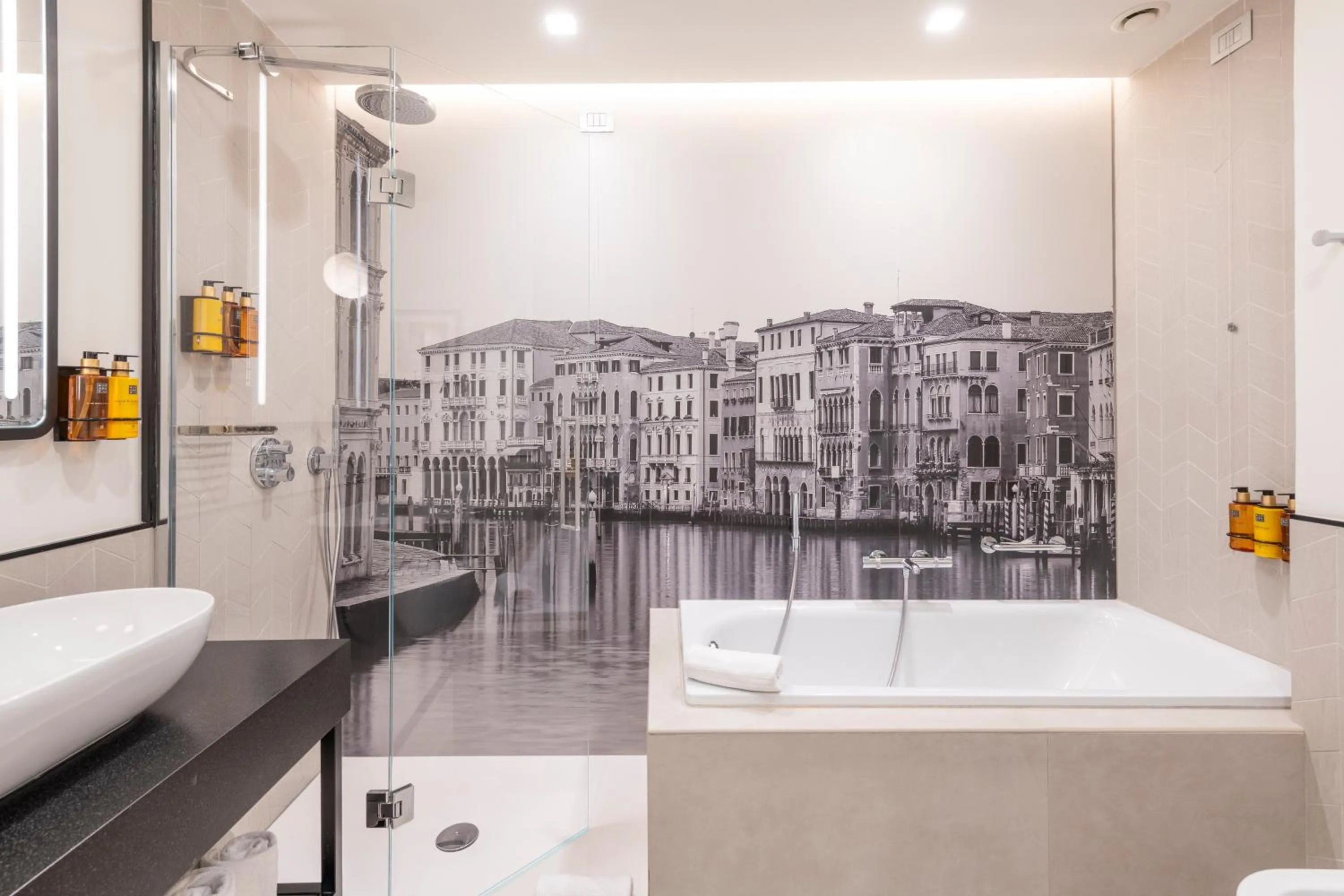 Shower in H10 Palazzo Canova