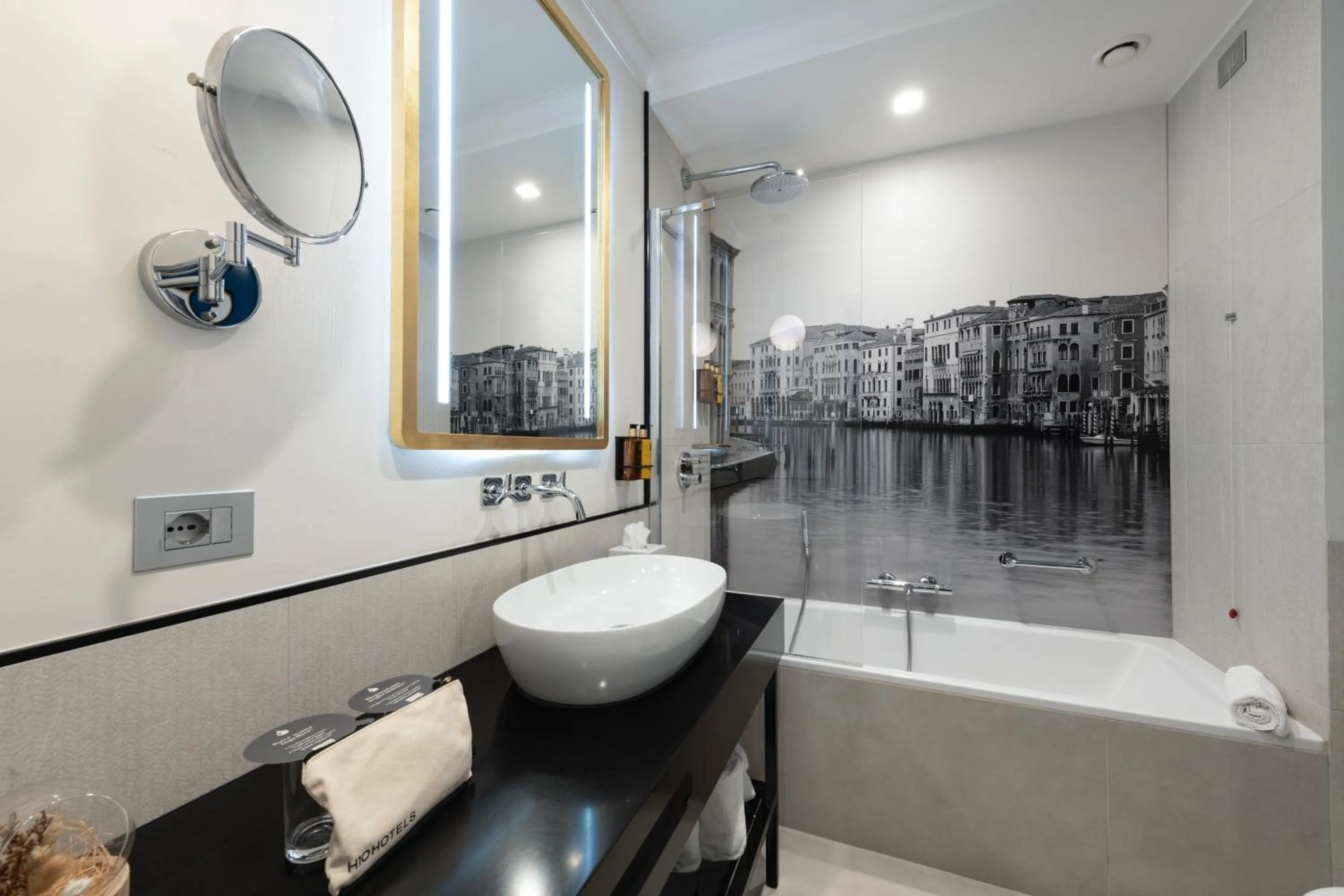 Bathroom in H10 Palazzo Canova