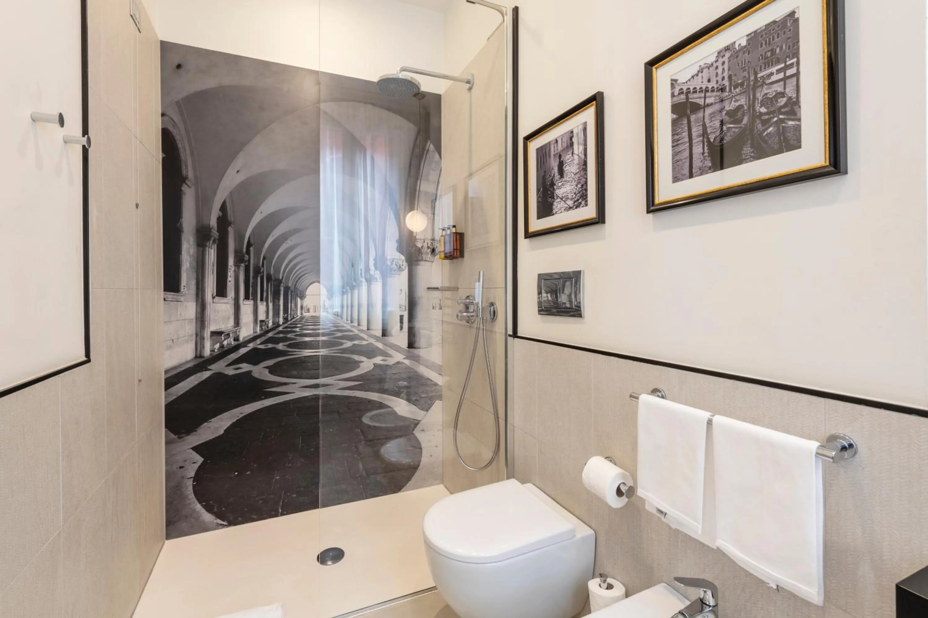 Bathroom in H10 Palazzo Canova