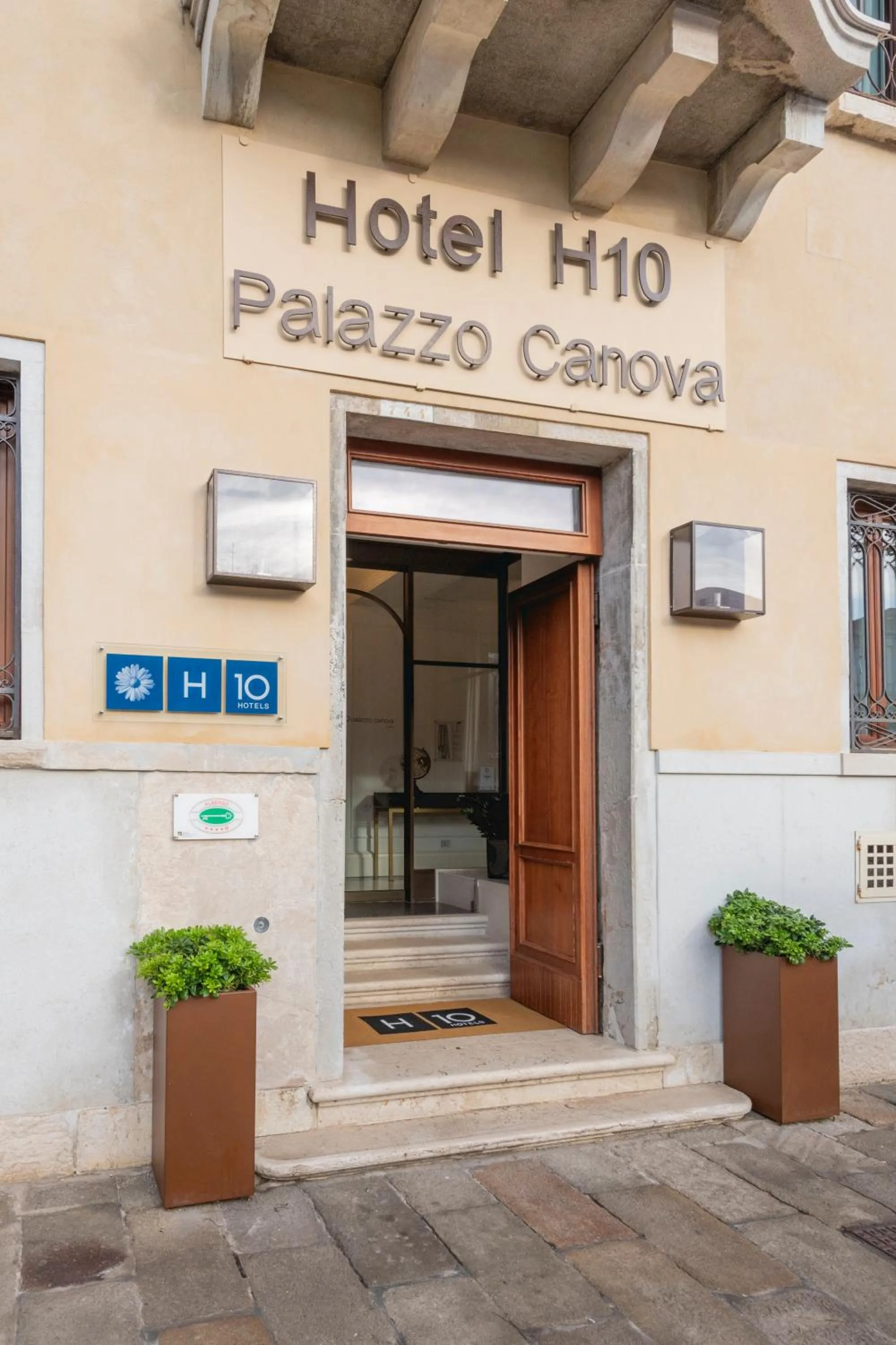Facade/entrance in H10 Palazzo Canova