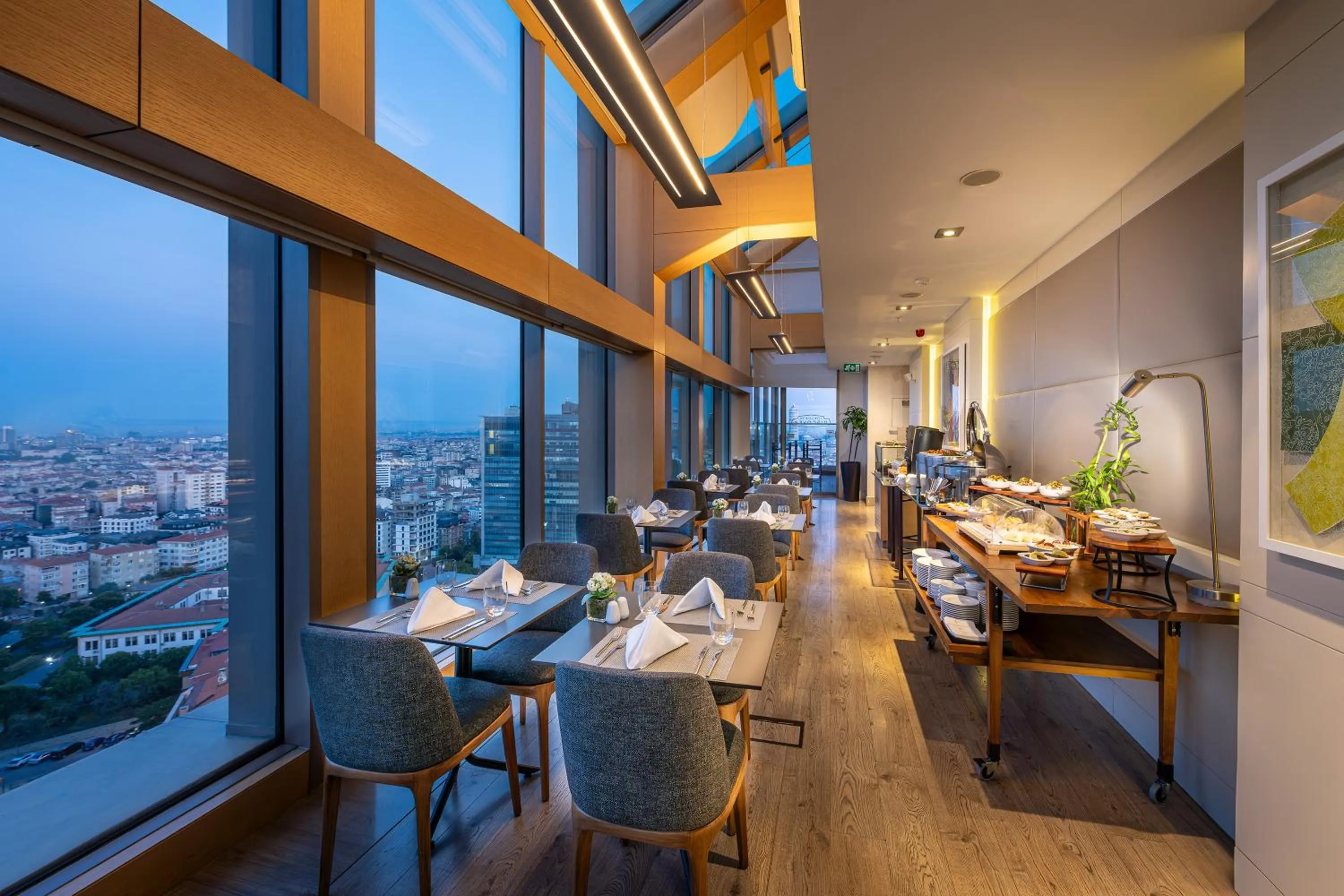 Lounge or bar in Renaissance Istanbul Polat Bosphorus Hotel