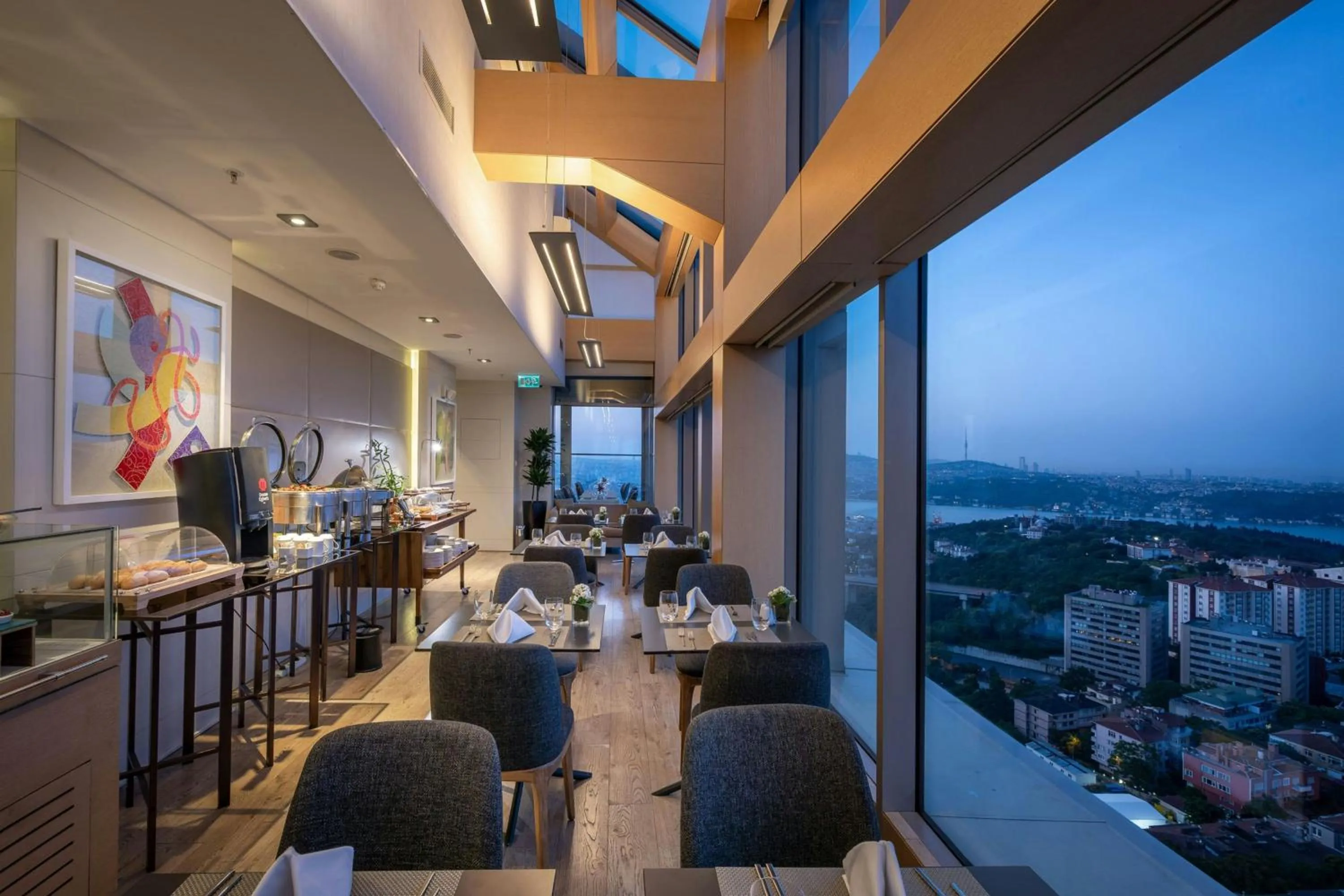 Lounge or bar in Renaissance Istanbul Polat Bosphorus Hotel