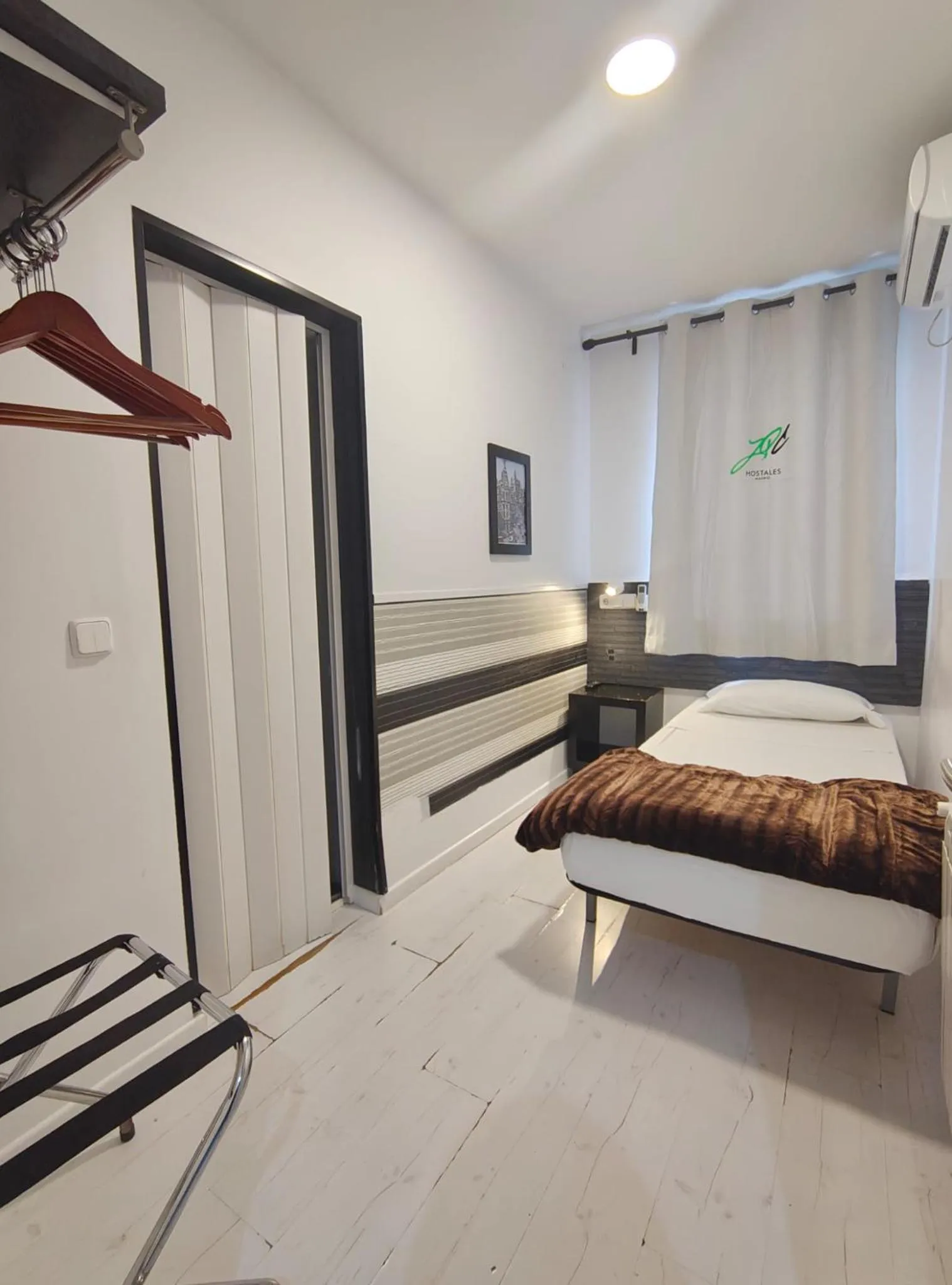 Bedroom, Bed in Hostal JQ Madrid 1