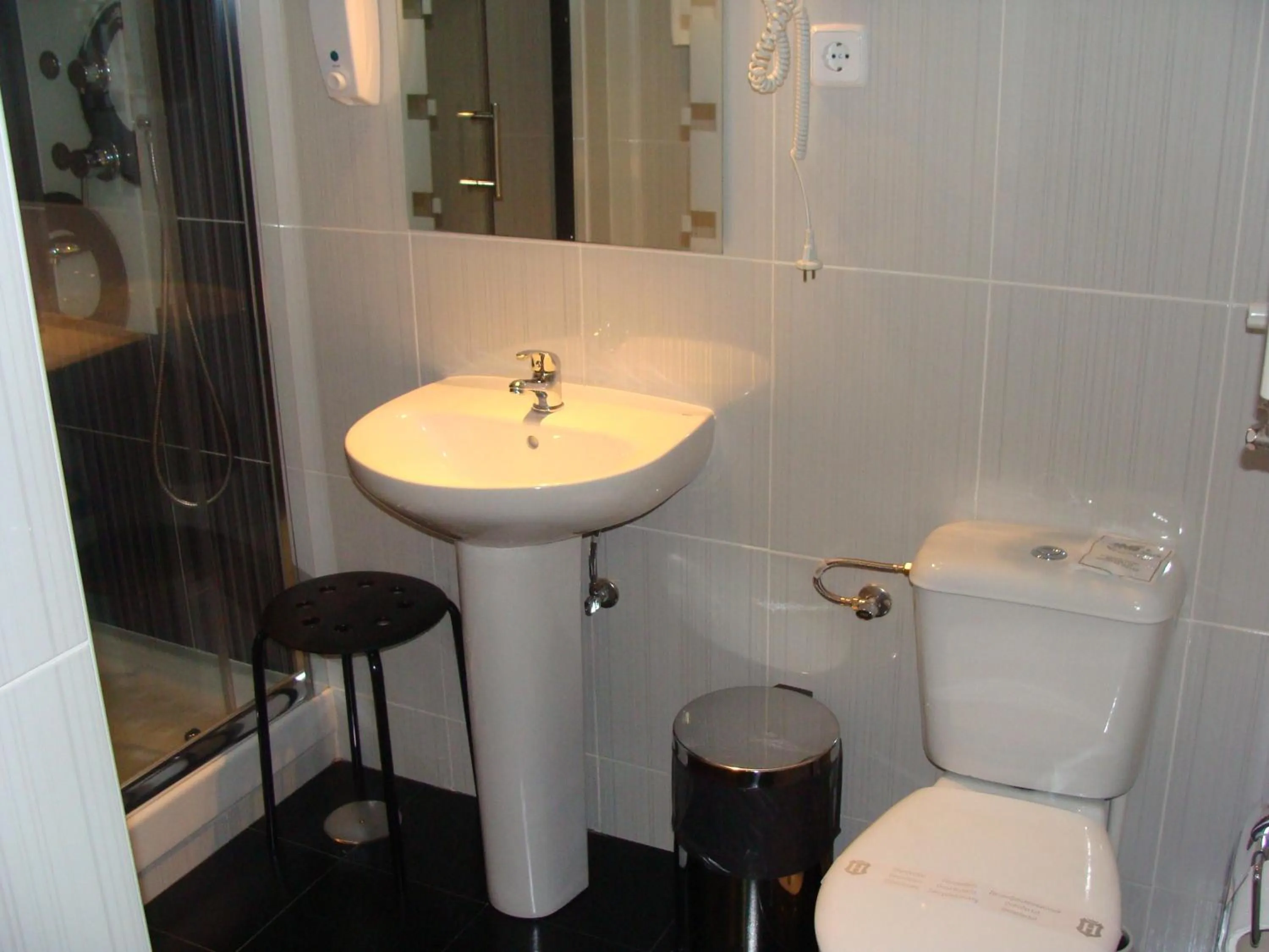 Bathroom in Hostal JQ Madrid 1