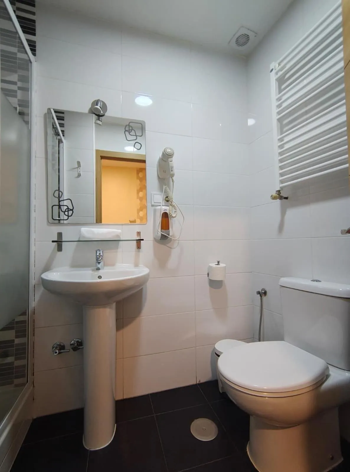 Shower in Hostal JQ Madrid 1