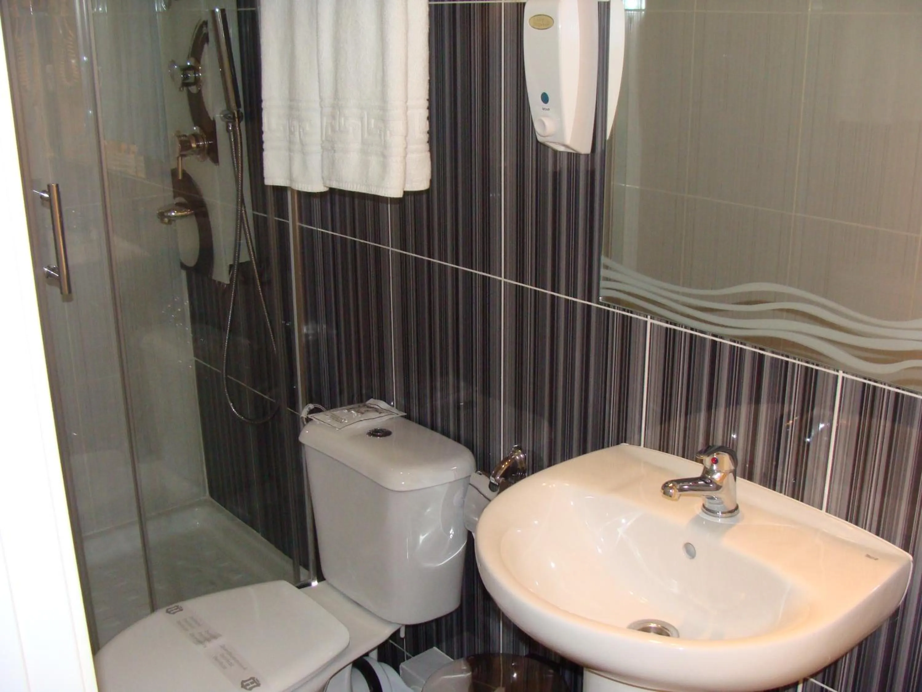 Bathroom in Hostal JQ Madrid 1