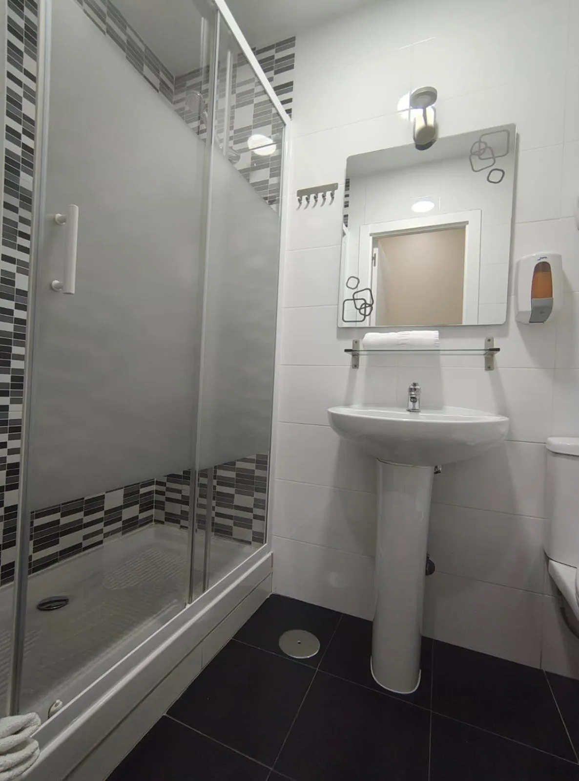 Shower in Hostal JQ Madrid 1