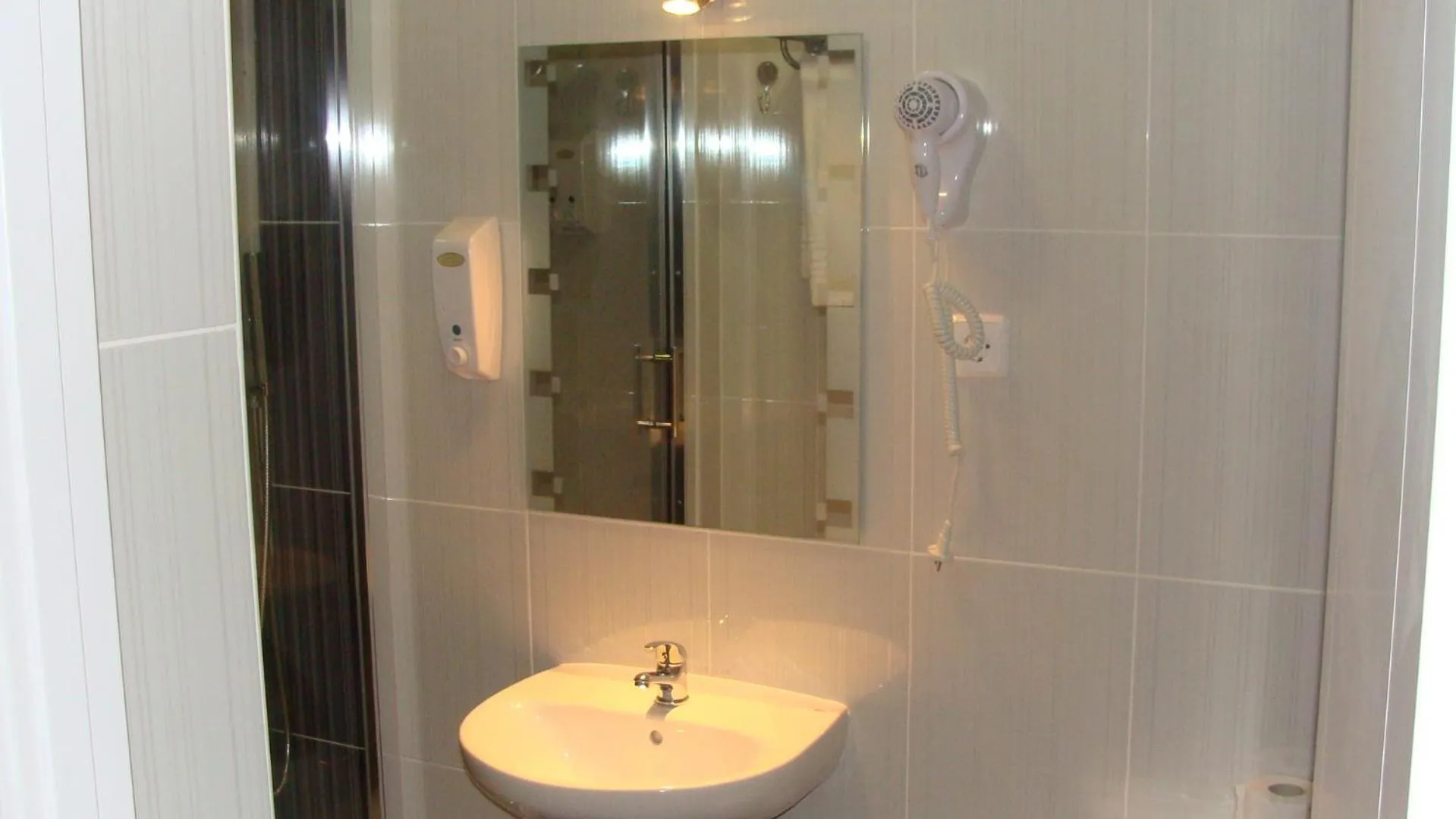 Bathroom in Hostal JQ Madrid 1