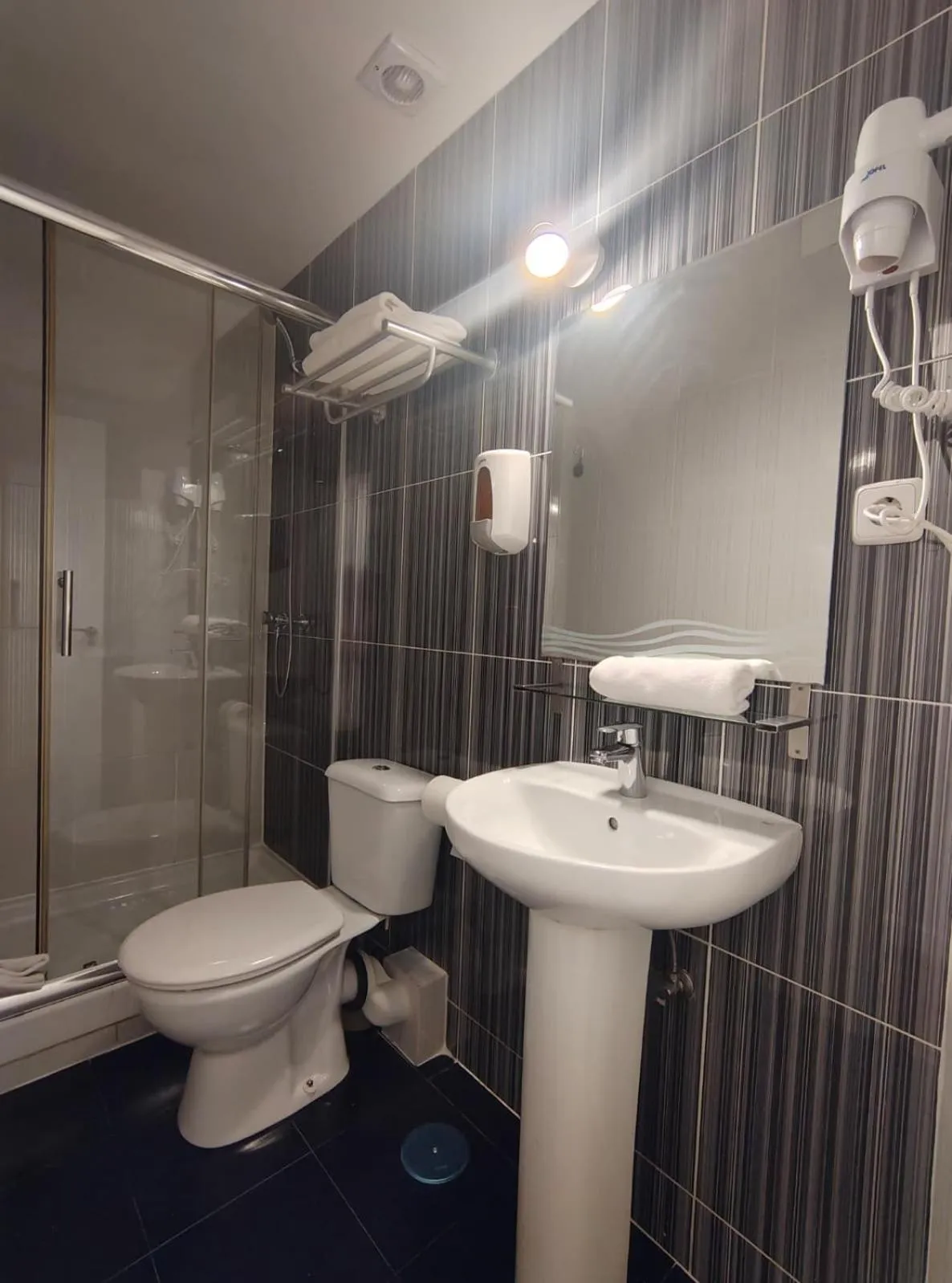 Shower in Hostal JQ Madrid 1