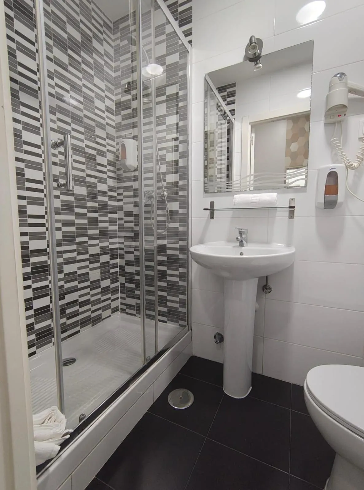 Shower in Hostal JQ Madrid 1